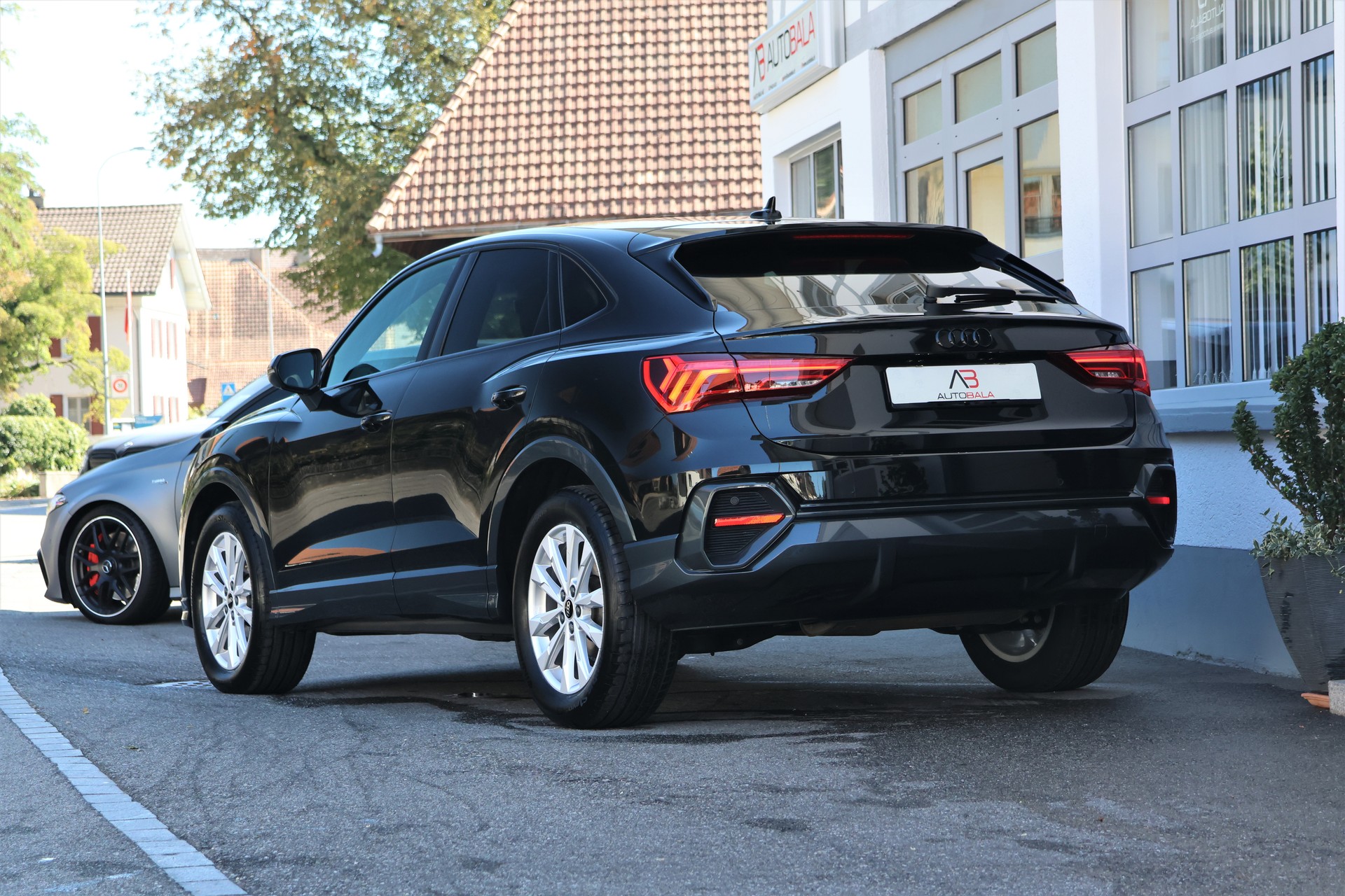 AUDI Q3 Sportback 35 TFSI Attraction S-tronic (CH)-image-2