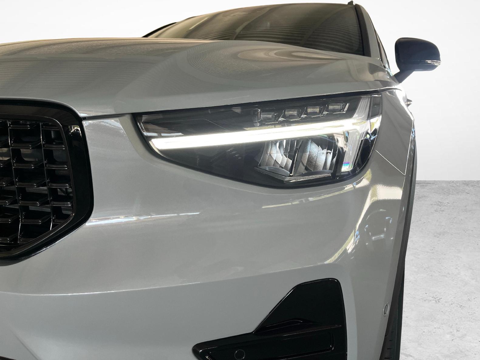 VOLVO XC40 2.0 B3 MH Plus Dark-image-16