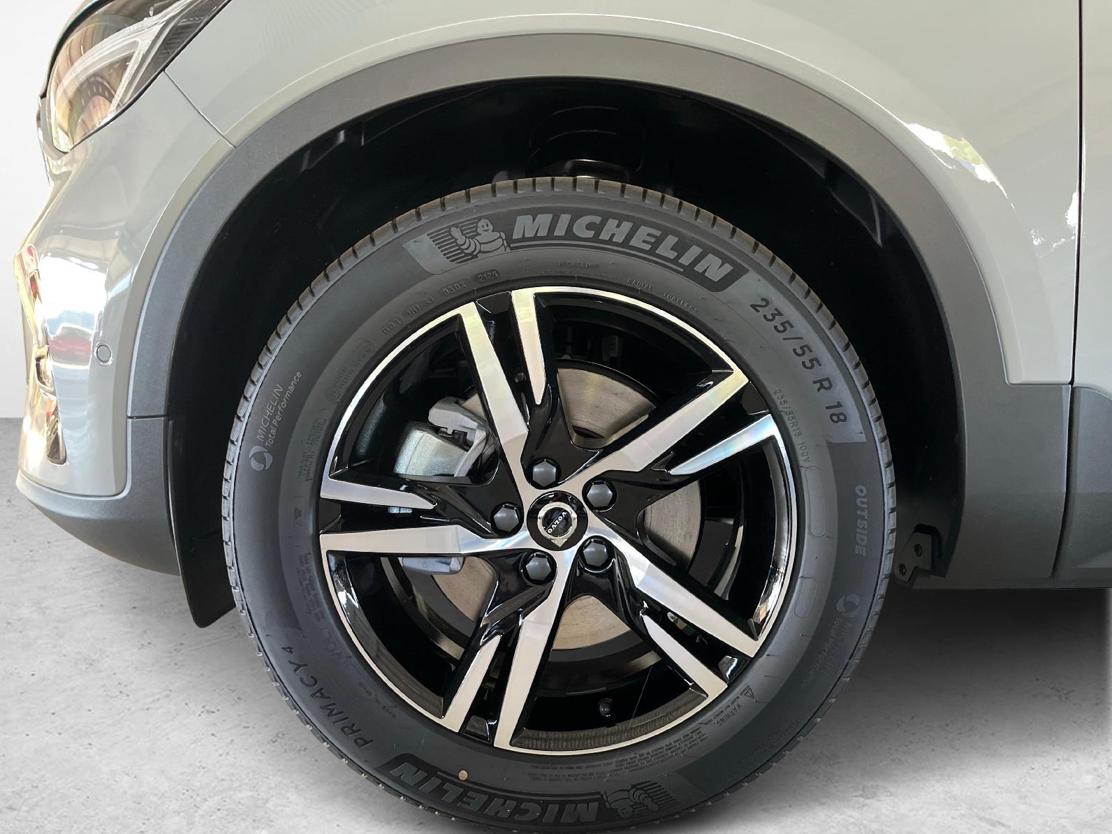 VOLVO XC40 2.0 B3 MH Plus Dark-image-15