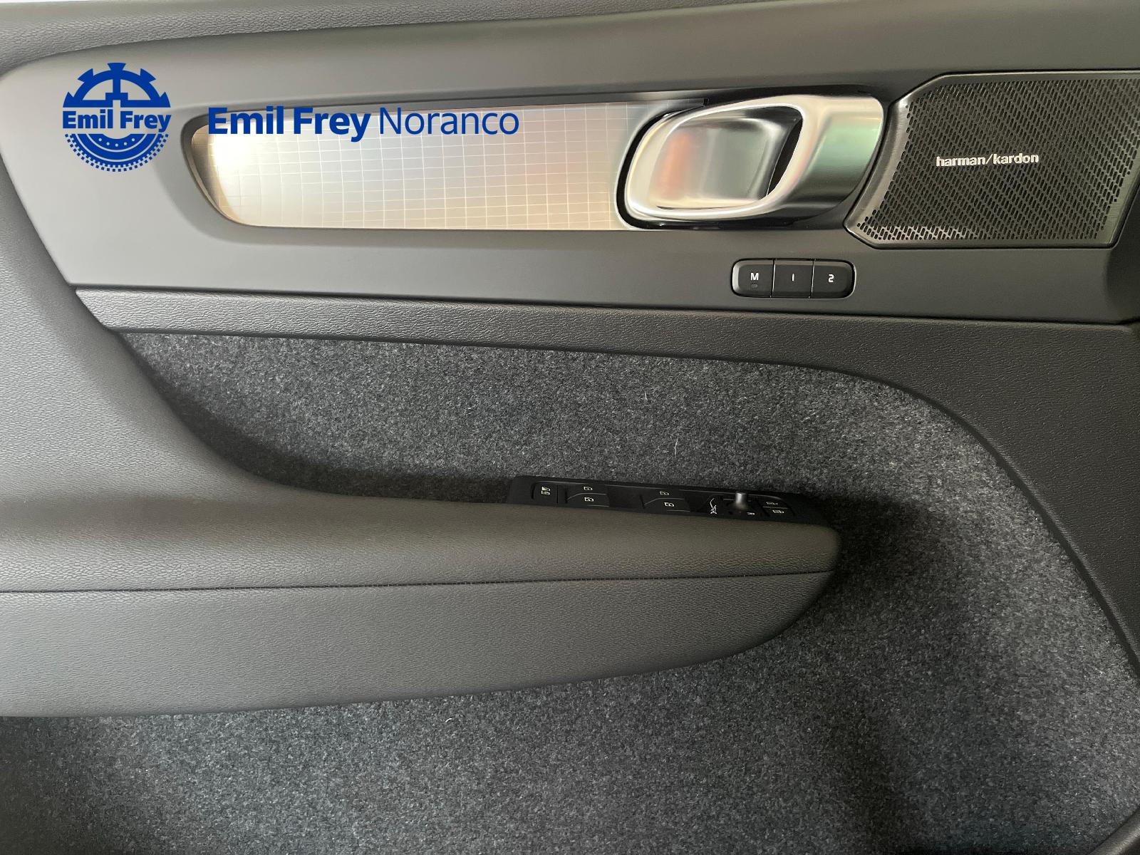 VOLVO XC40 2.0 B3 MH Plus Dark-image-13
