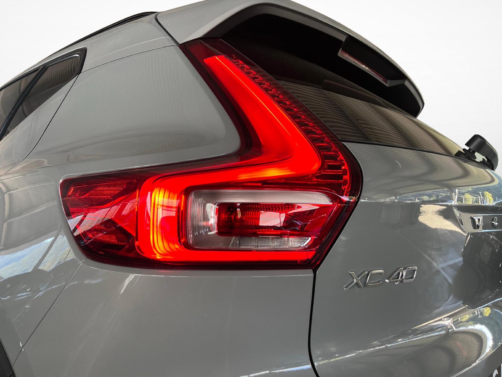 VOLVO XC40 2.0 B3 MH Plus Dark-image-17