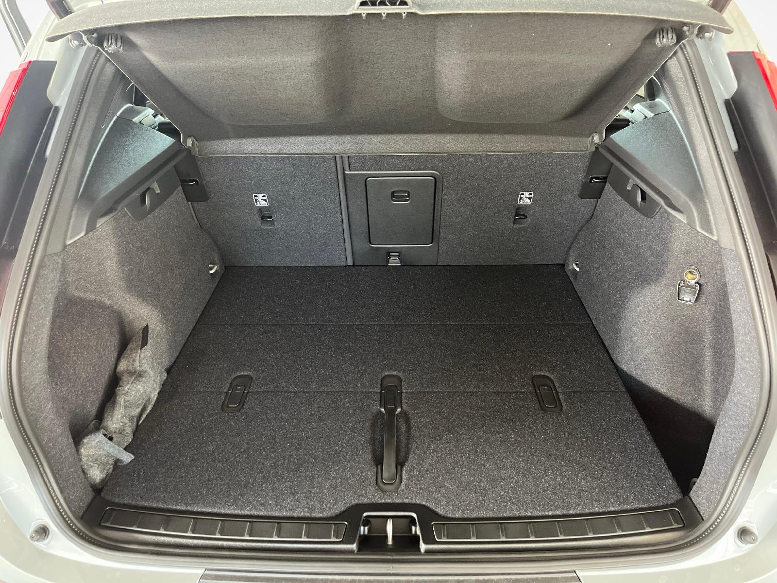 VOLVO XC40 2.0 B3 MH Plus Dark-image-14