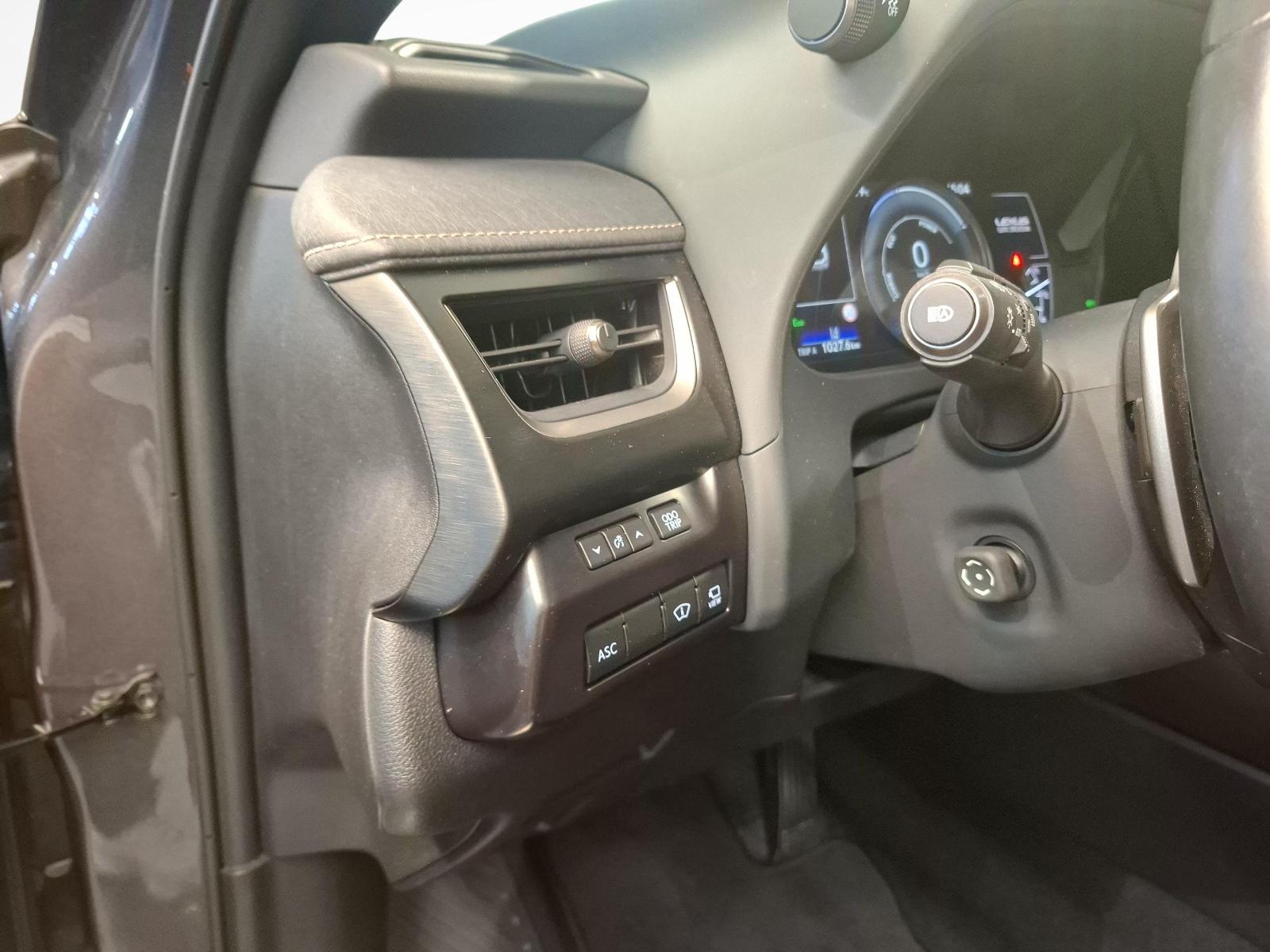 LEXUS UX 300e Excellence-image-15
