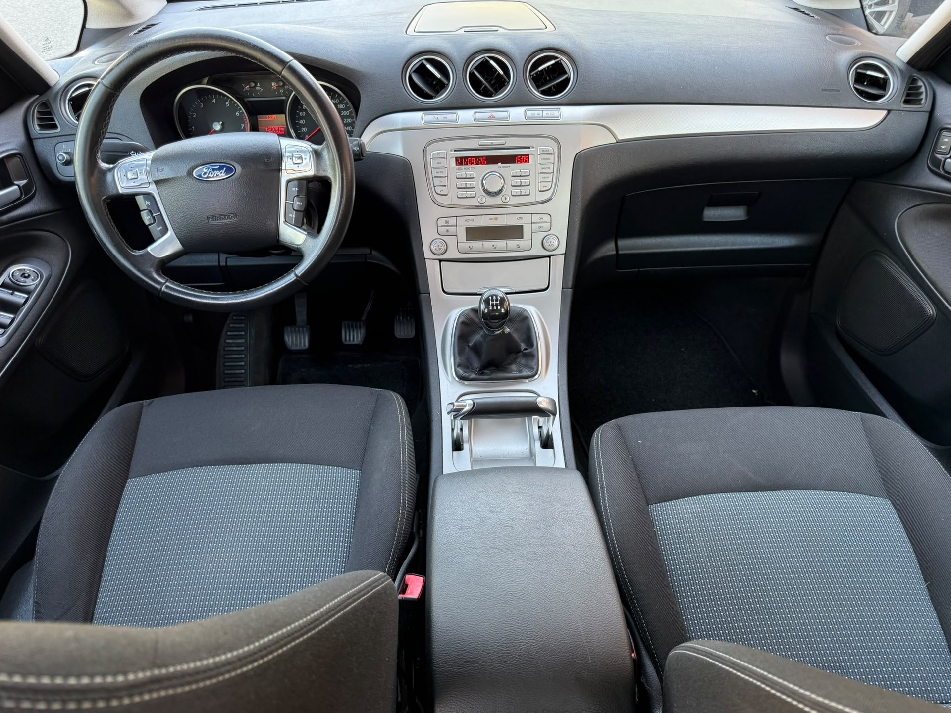 FORD Galaxy 2.0i Ghia-image-7