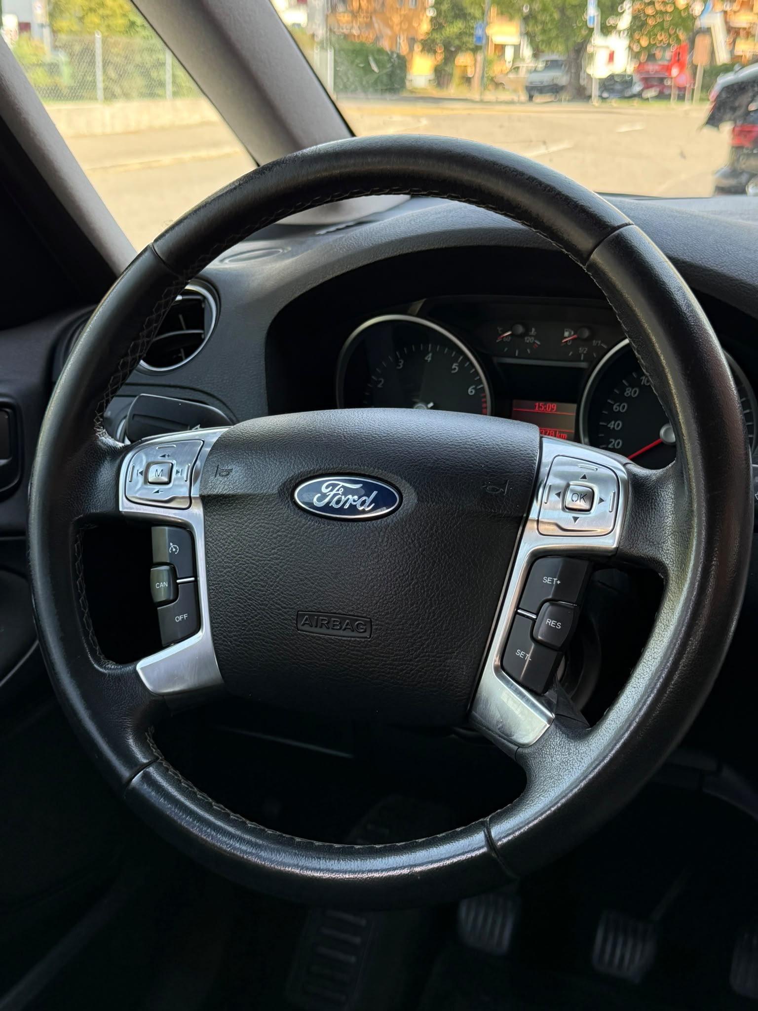 FORD Galaxy 2.0i Ghia-image-10