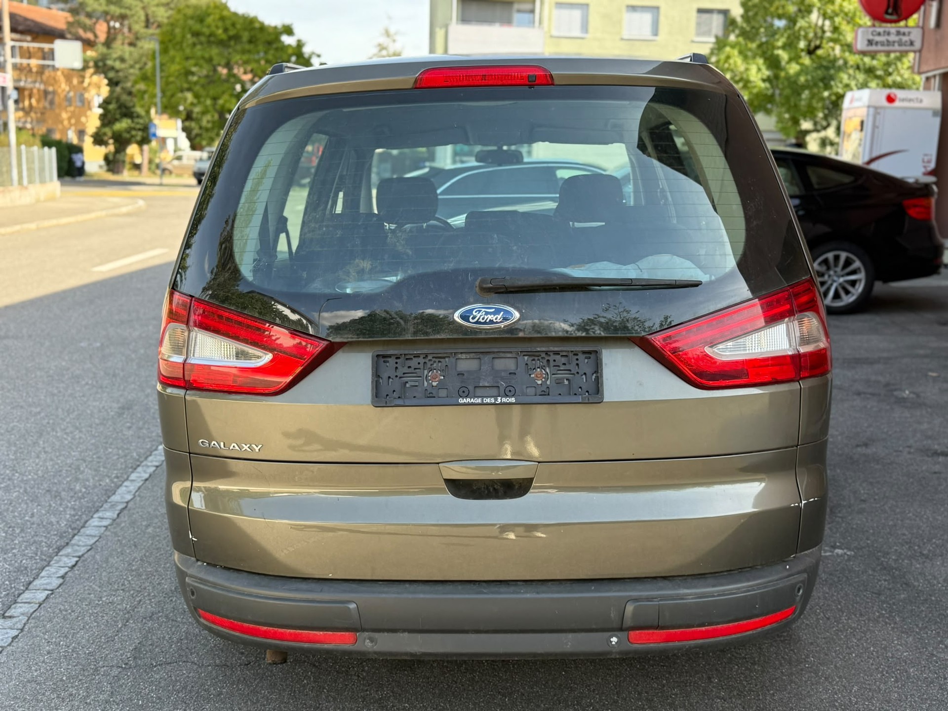 FORD Galaxy 2.0i Ghia-image-2