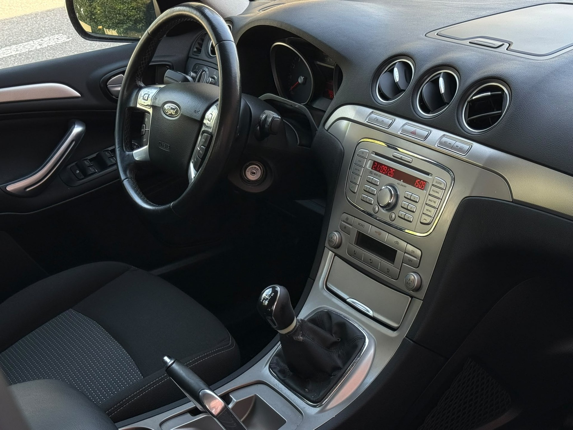 FORD Galaxy 2.0i Ghia-image-9