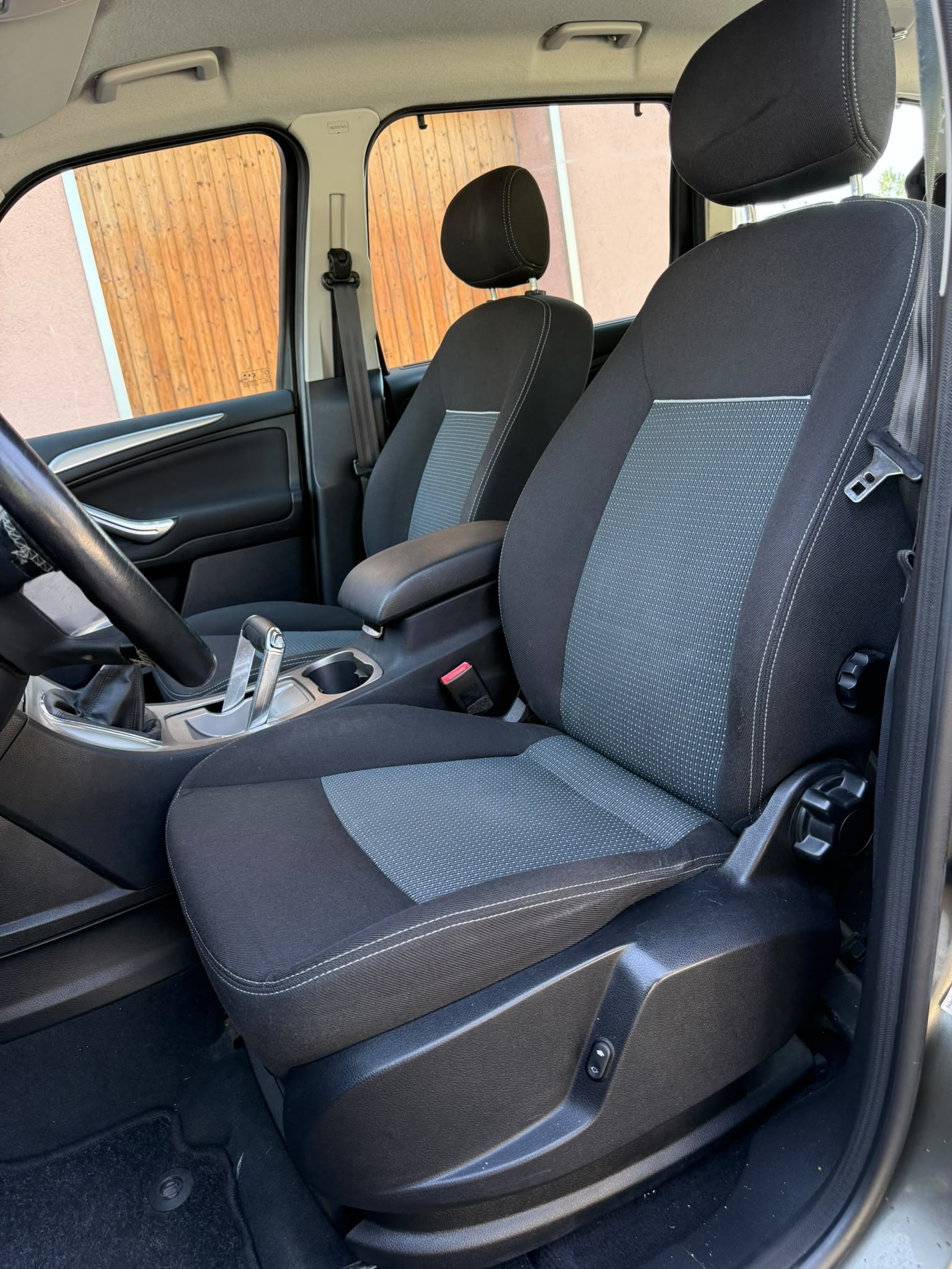 FORD Galaxy 2.0i Ghia-image-6