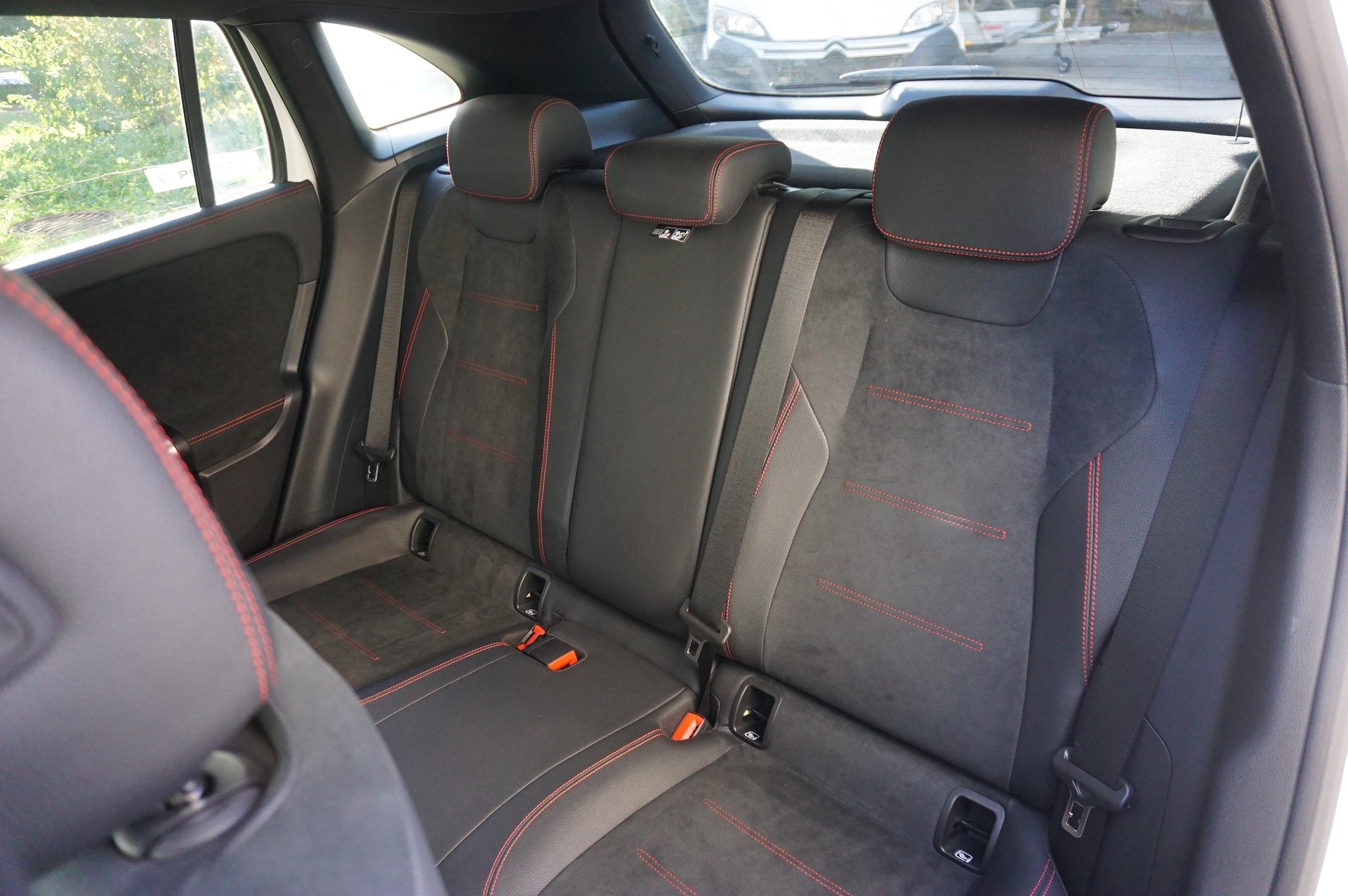 MERCEDES-BENZ GLA-Klasse H247 GLA 250 AMG Line 4matic-image-7