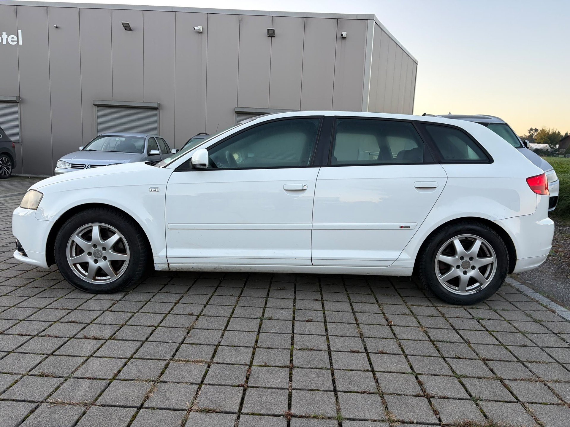 AUDI A3 Sportback 2.0 Turbo FSI Ambition quattro-image-3