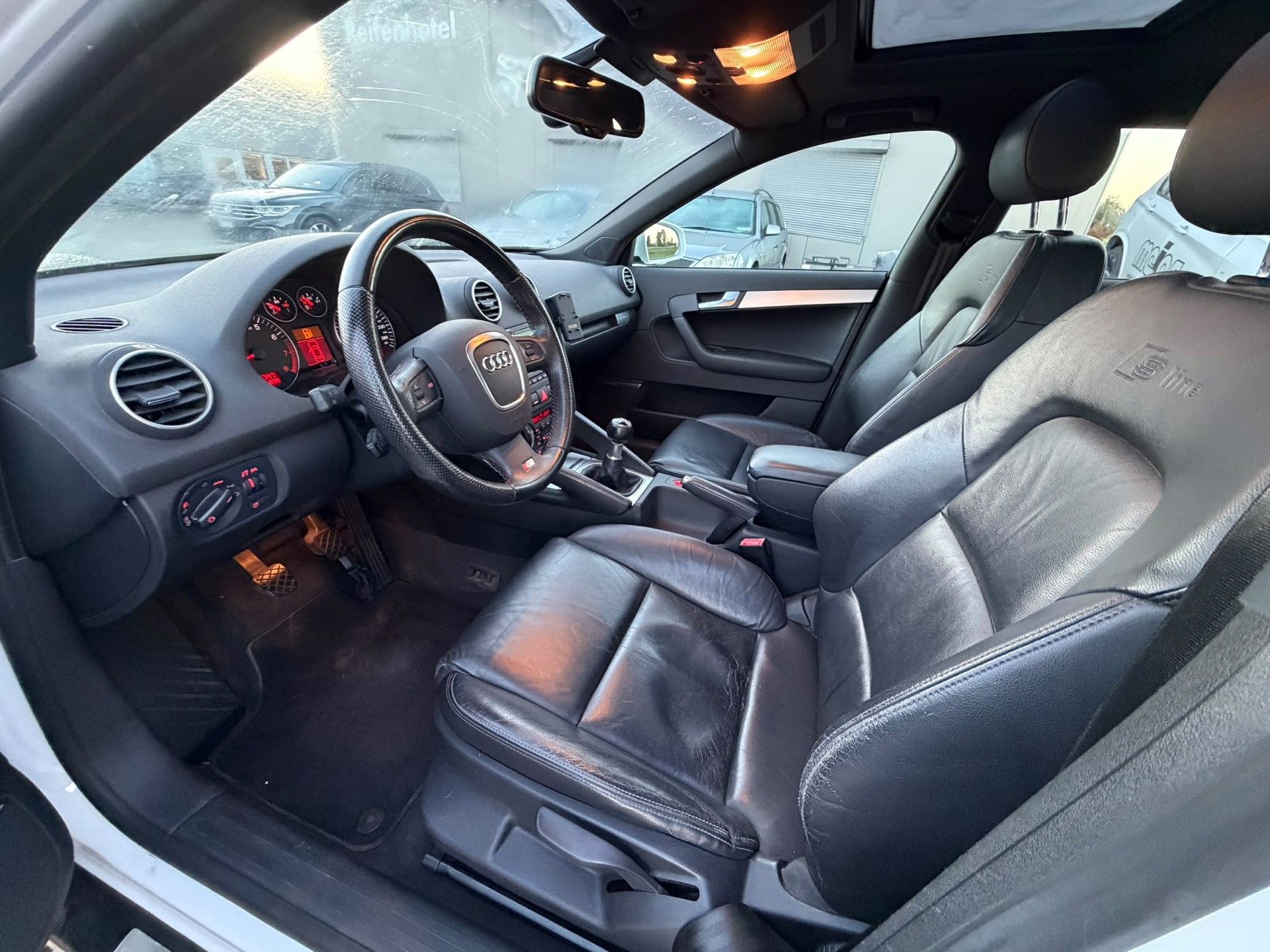 AUDI A3 Sportback 2.0 Turbo FSI Ambition quattro-image-11