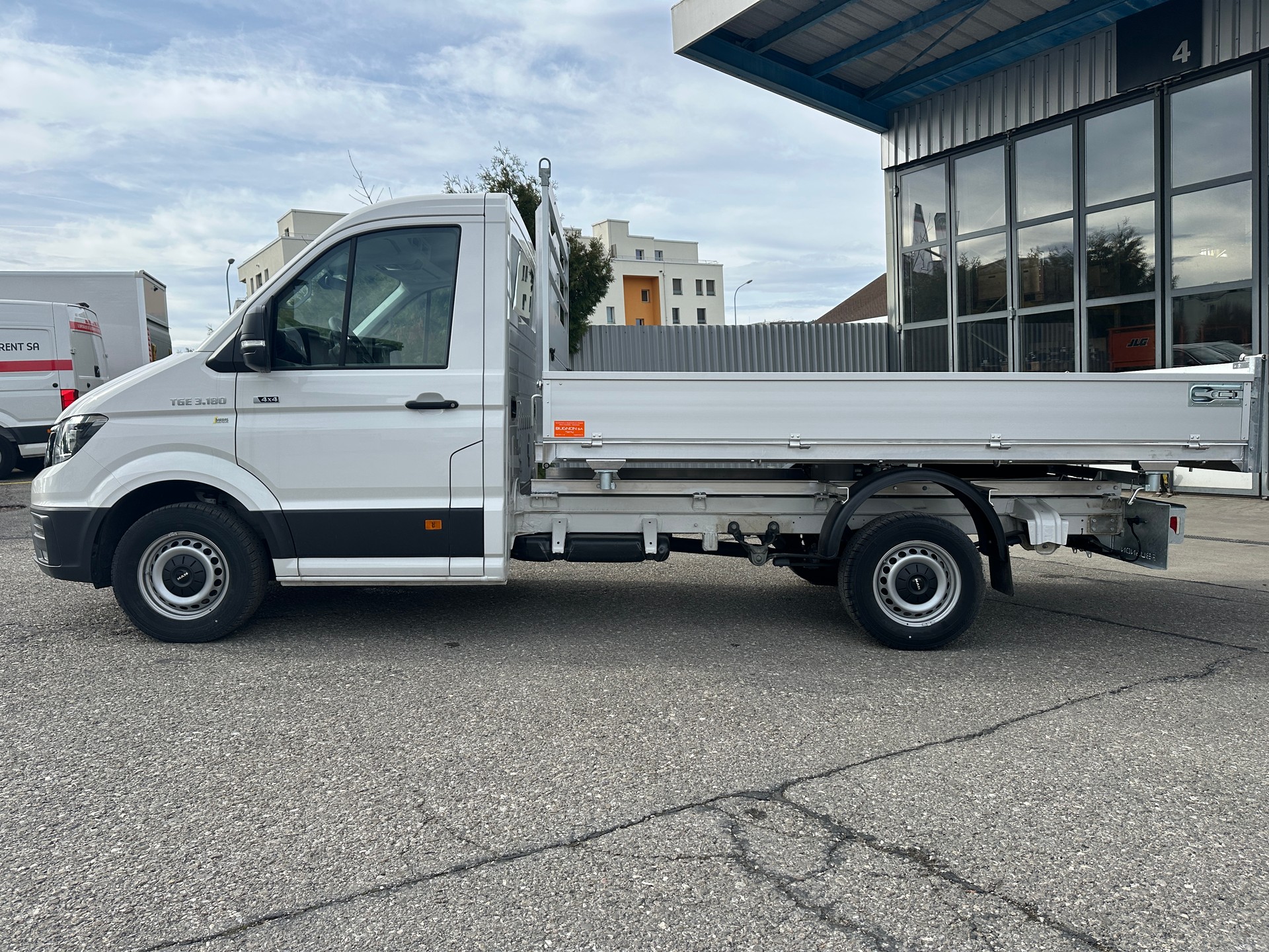 MAN TGE 3.180 4X4 Basculant 3 côtés-image-6