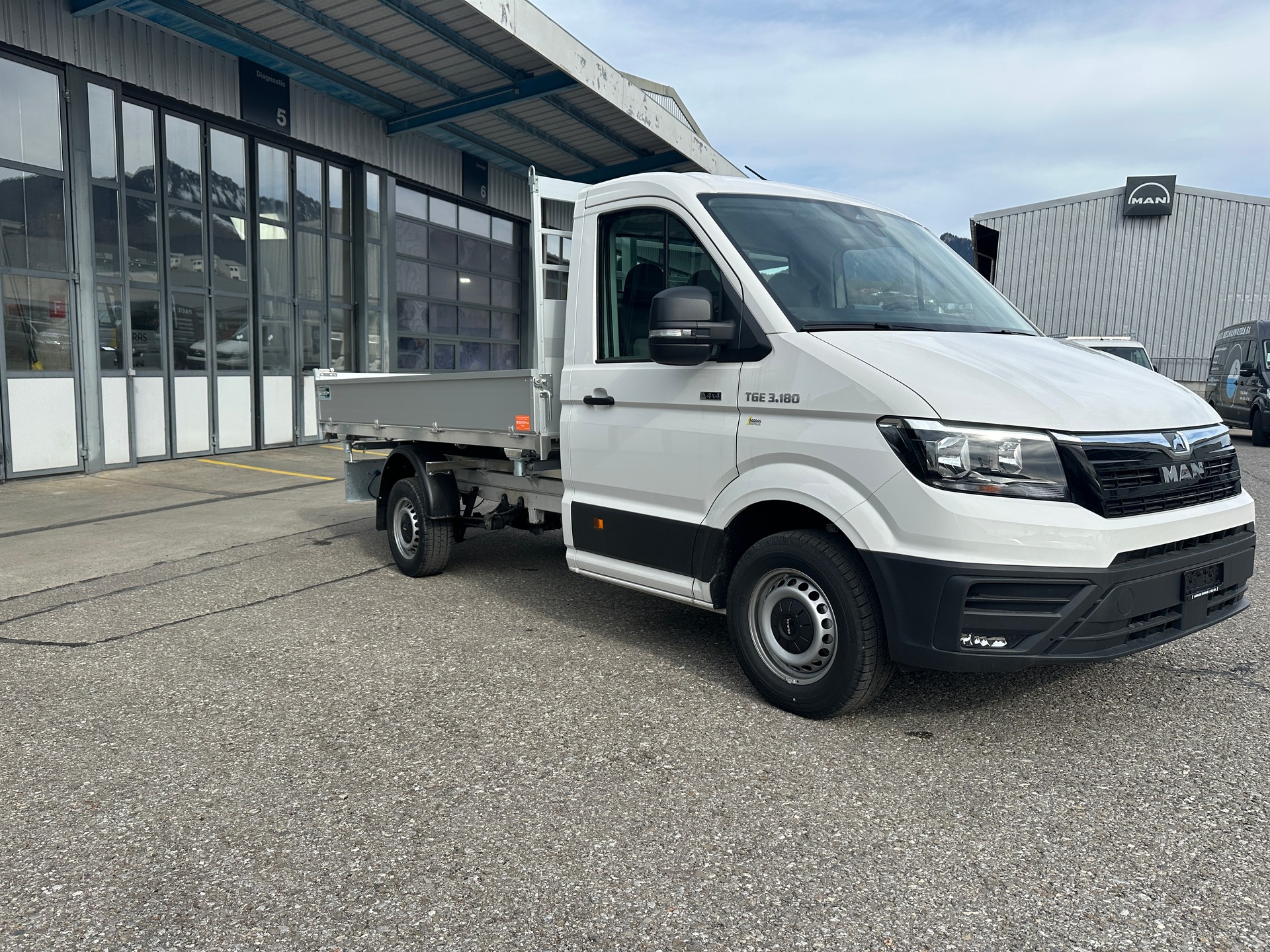 MAN TGE 3.180 4X4 Basculant 3 côtés-showroom-element-2