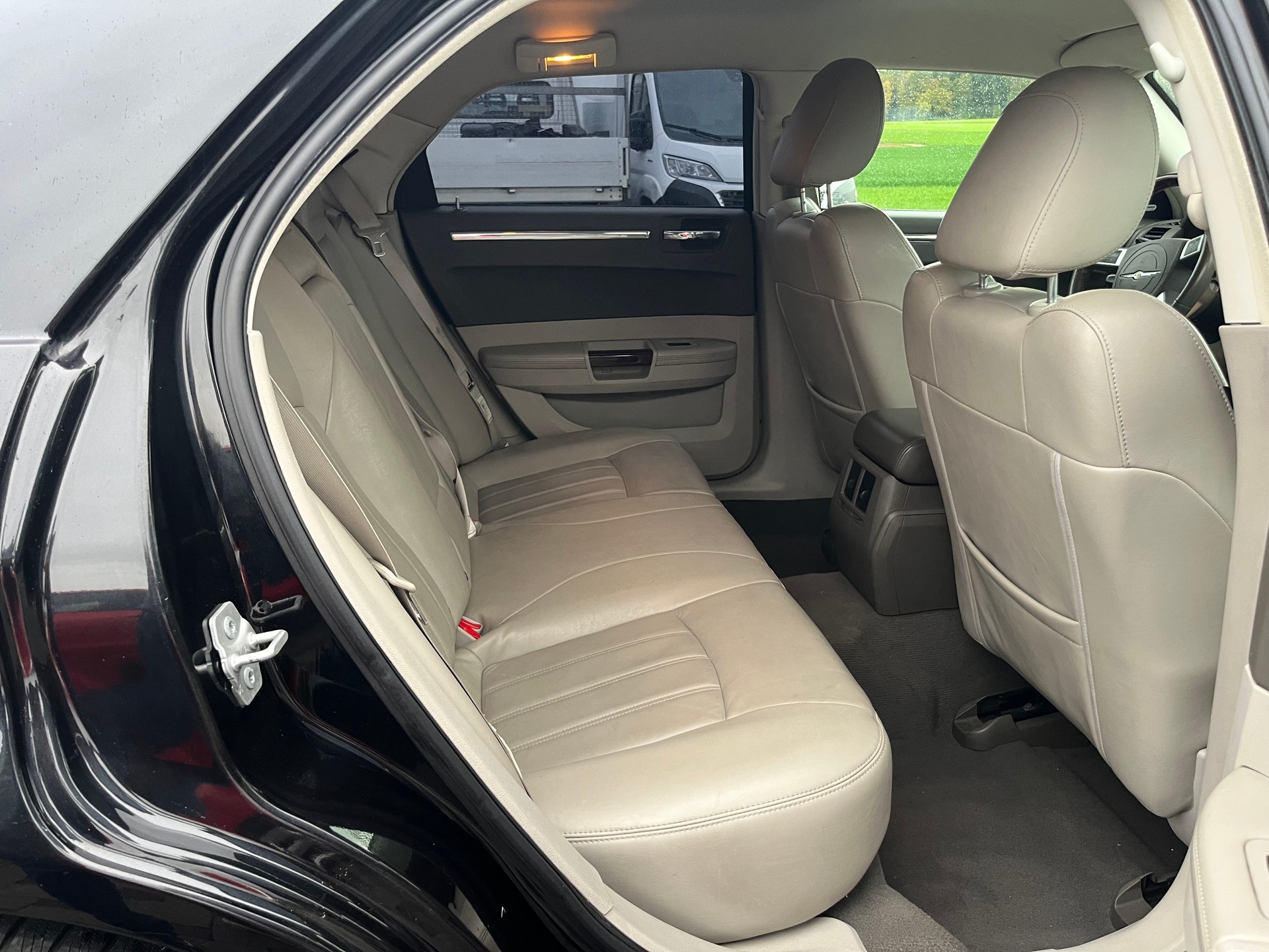 CHRYSLER 300 c-image-11