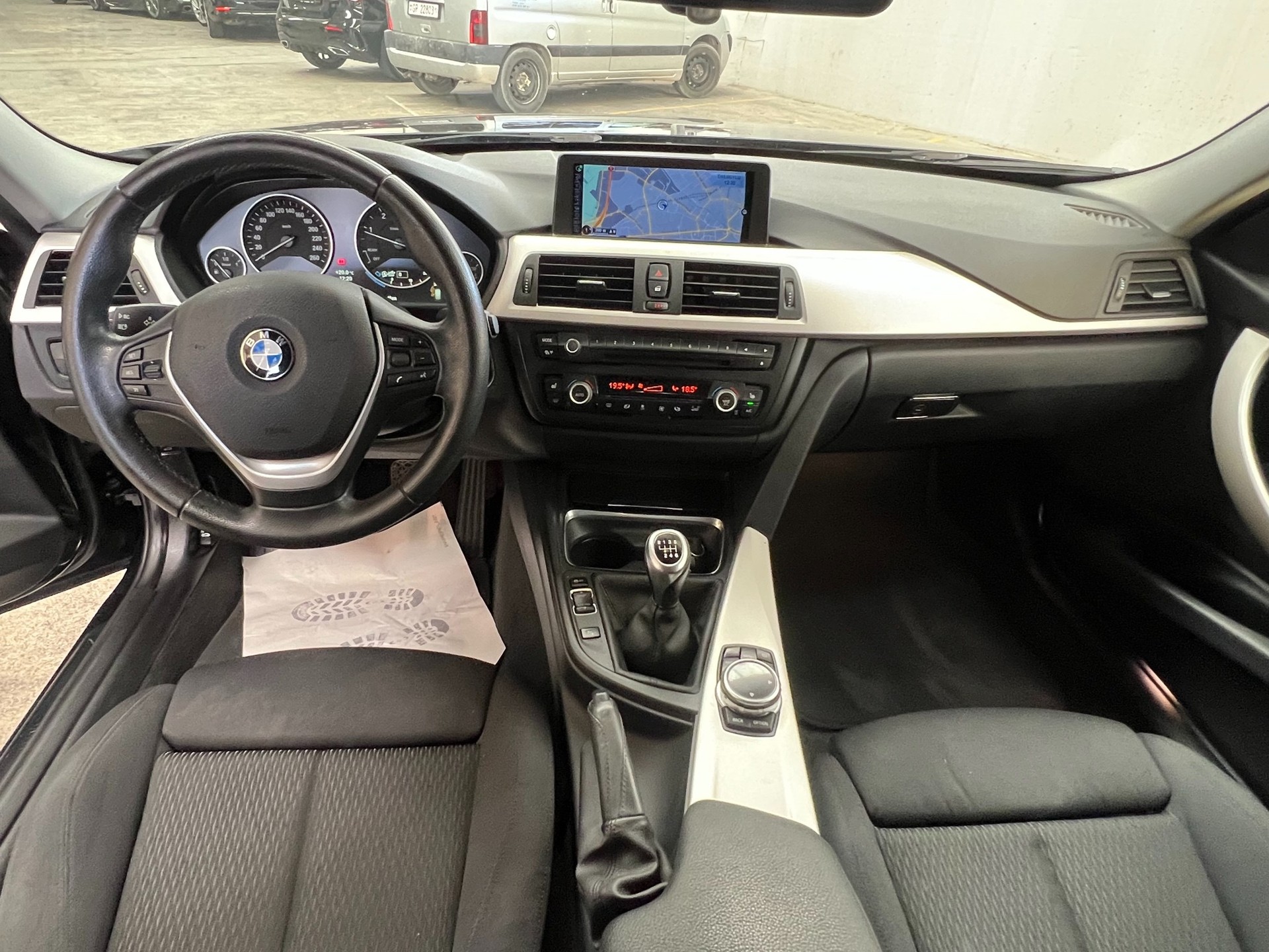 BMW 318d xDrive Touring-image-1