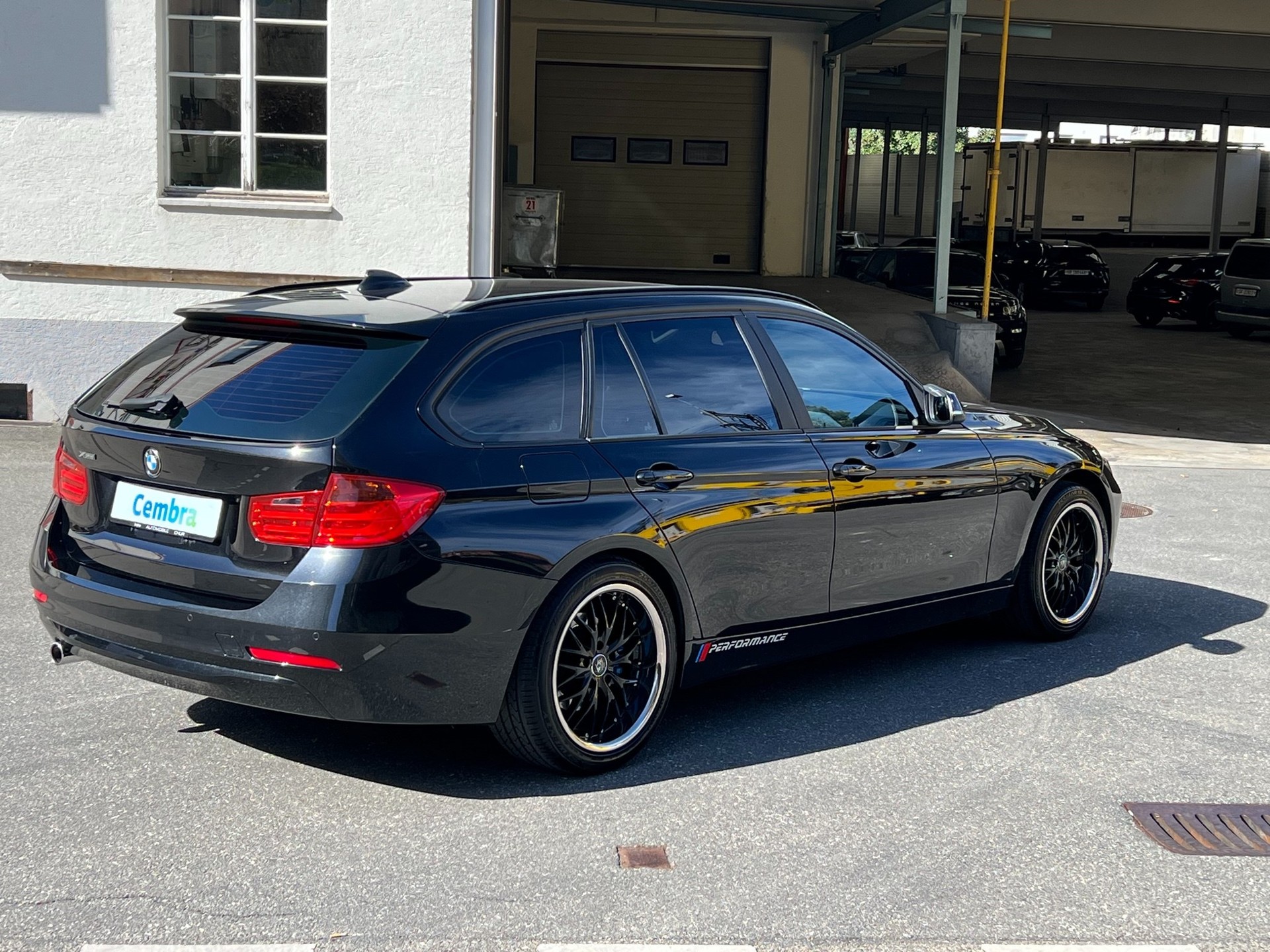 BMW 318d xDrive Touring-image-11