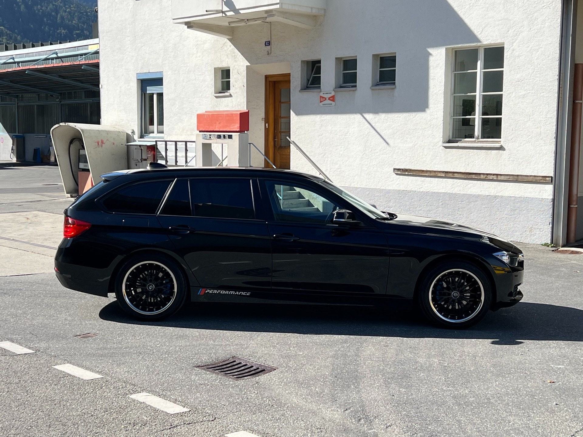 BMW 318d xDrive Touring-image-5
