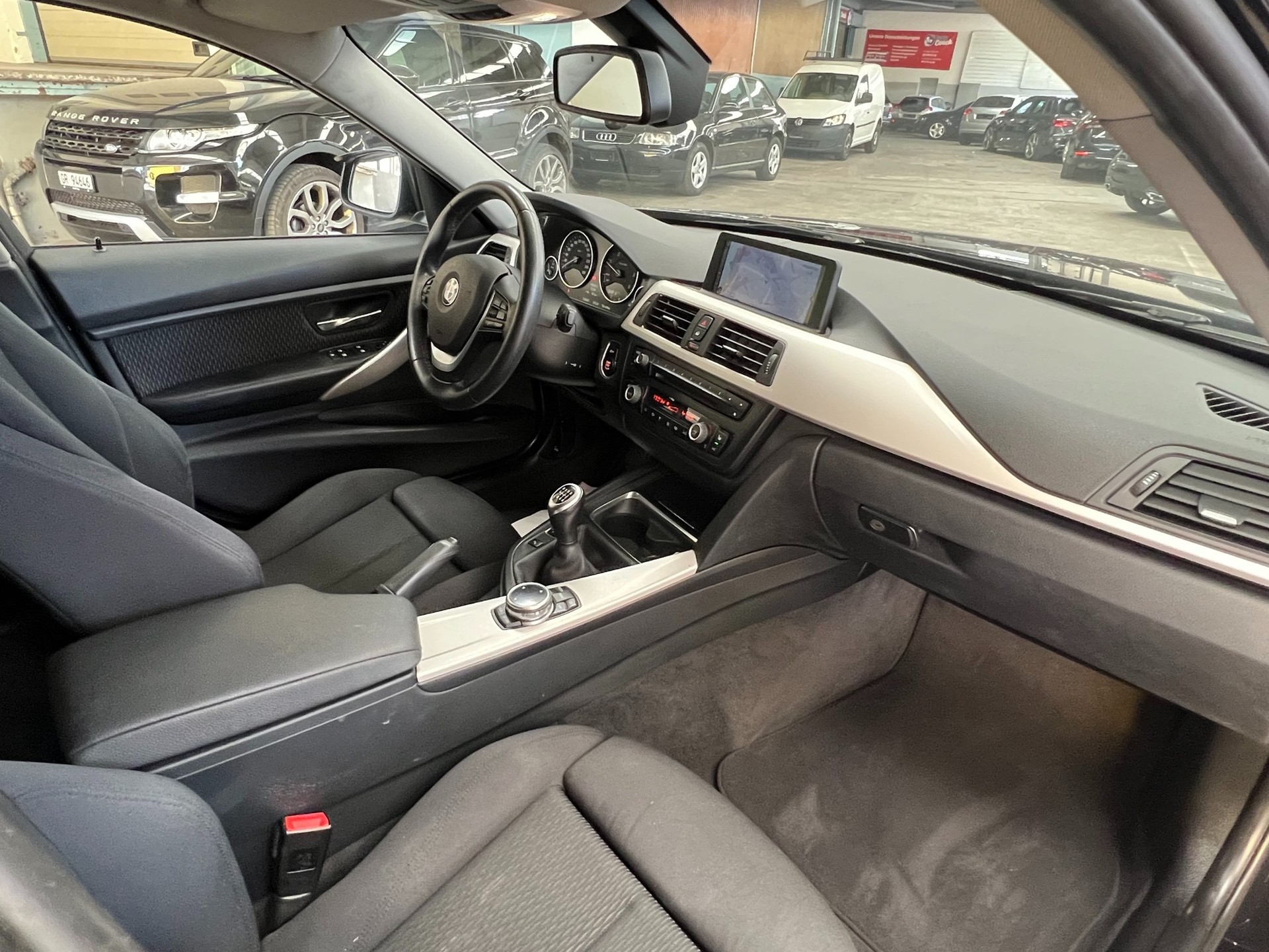 BMW 318d xDrive Touring-image-7
