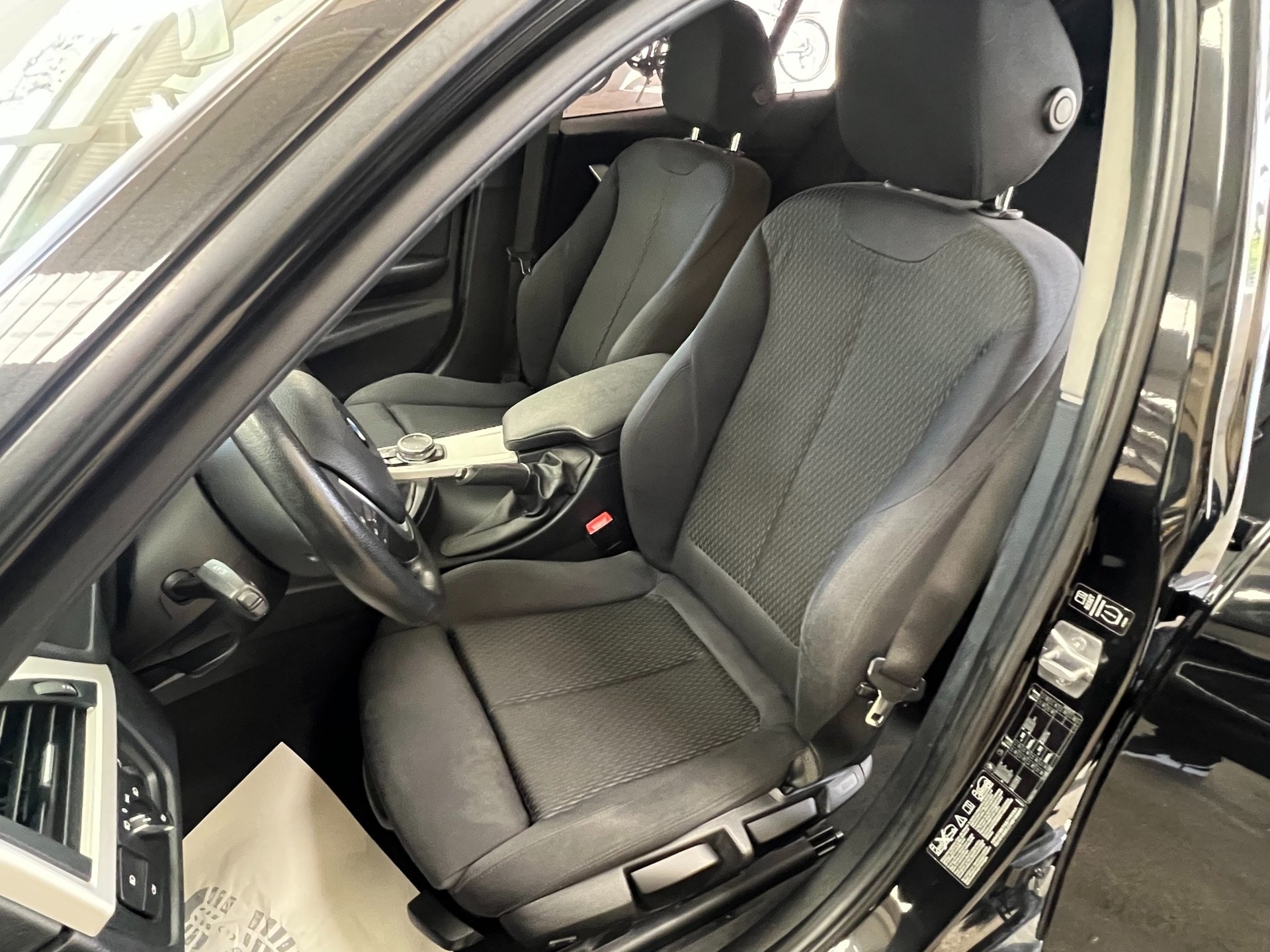 BMW 318d xDrive Touring-image-8
