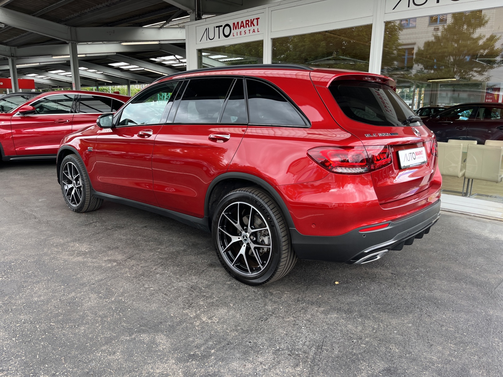 MERCEDES-BENZ GLC 300 de AMG Line 4Matic 9G-Tronic-image-2
