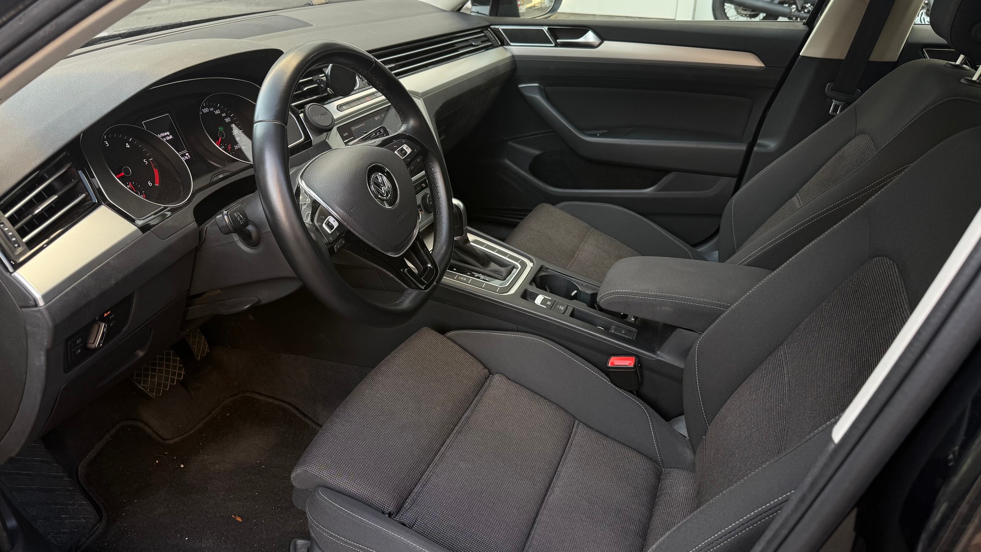 VW Passat Variant 2.0 TDI BMT Comfortline DSG 4Motion-image-8