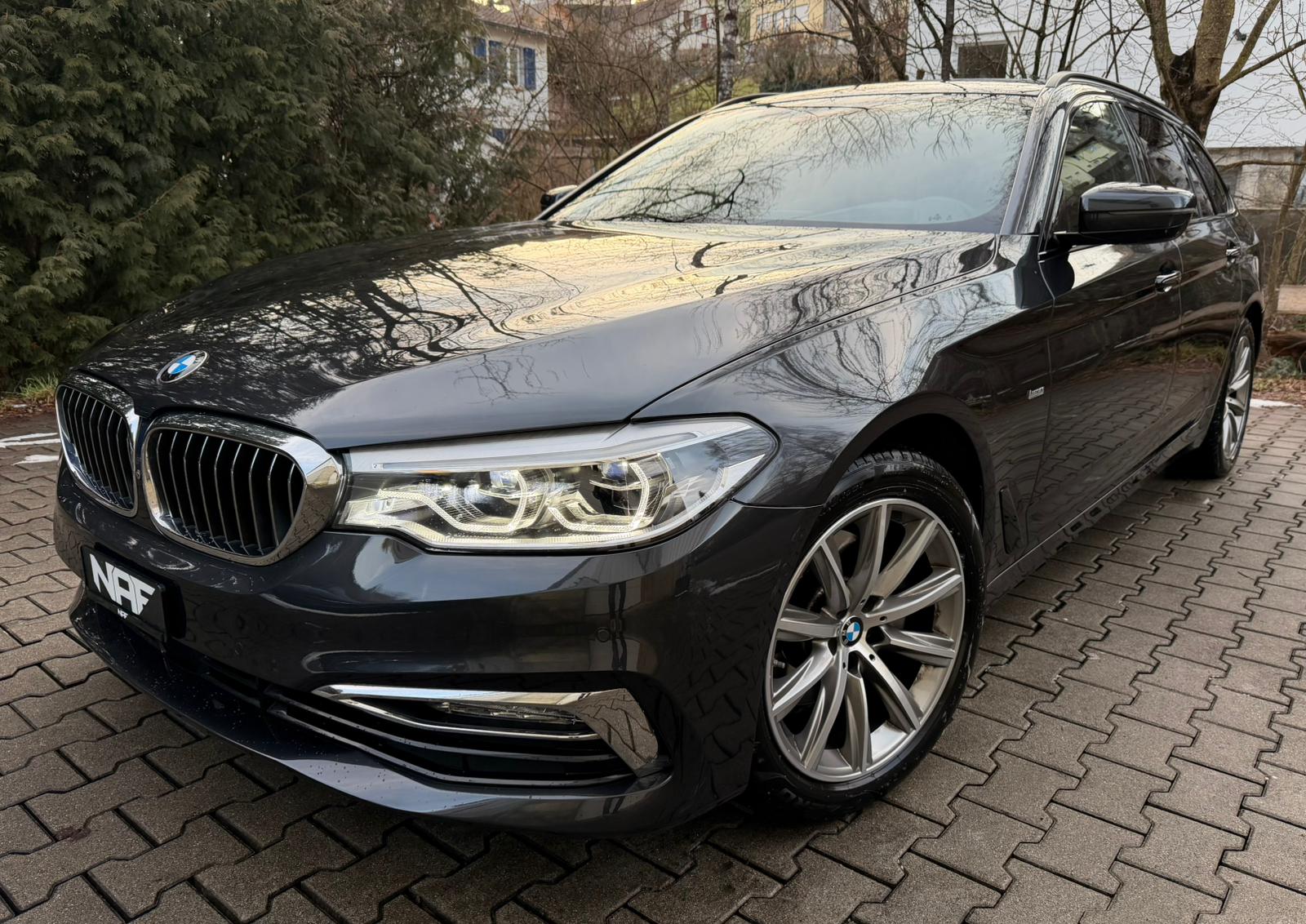 BMW 520d xDrive Touring Luxury Line Steptronic-image-0