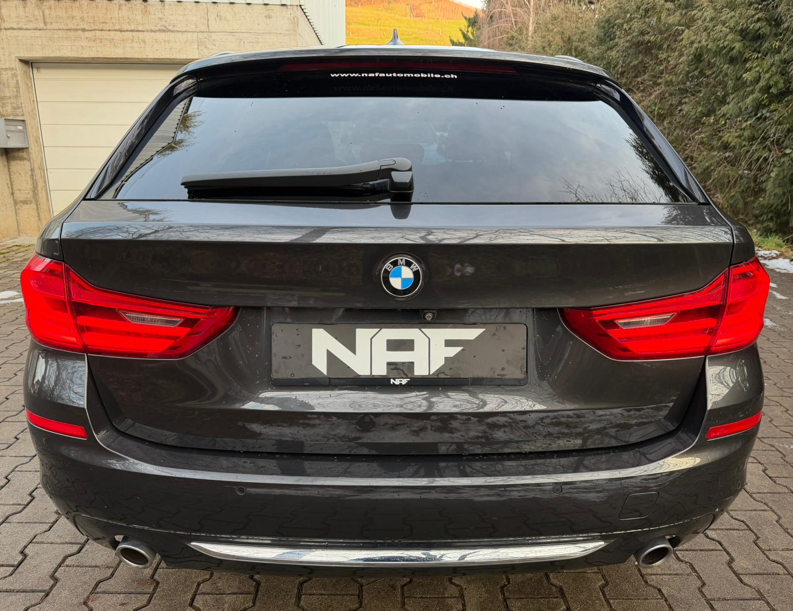 BMW 520d xDrive Touring Luxury Line Steptronic-image-3