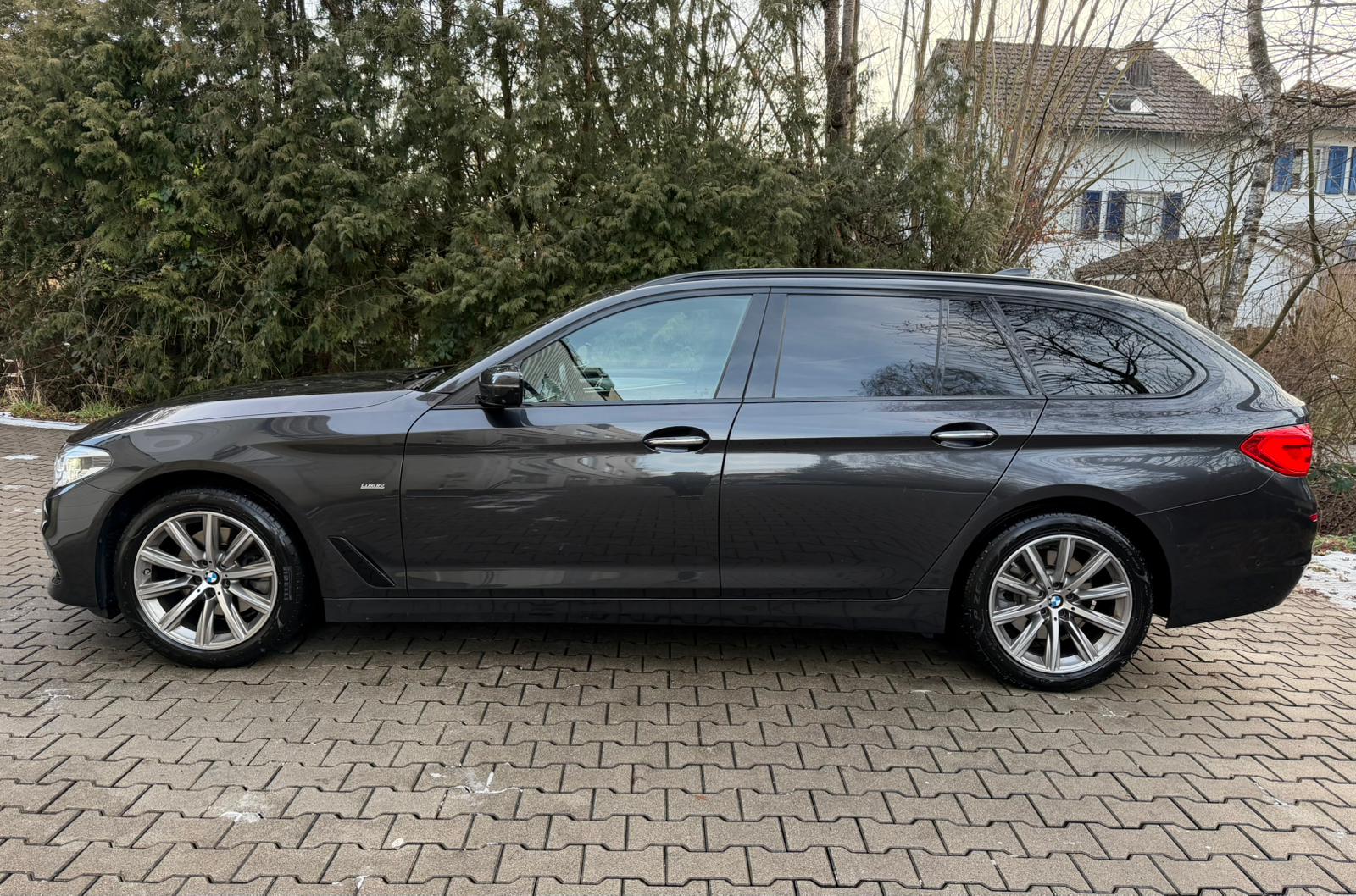 BMW 520d xDrive Touring Luxury Line Steptronic-image-1