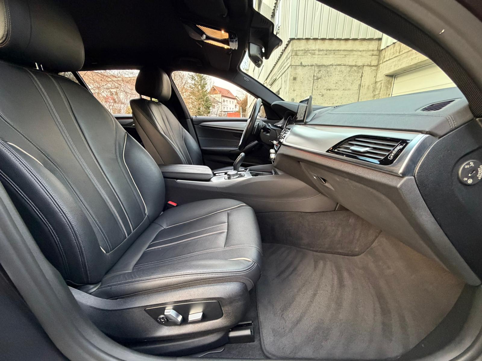 BMW 520d xDrive Touring Luxury Line Steptronic-image-17