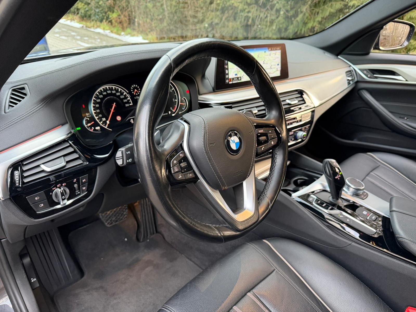BMW 520d xDrive Touring Luxury Line Steptronic-image-10