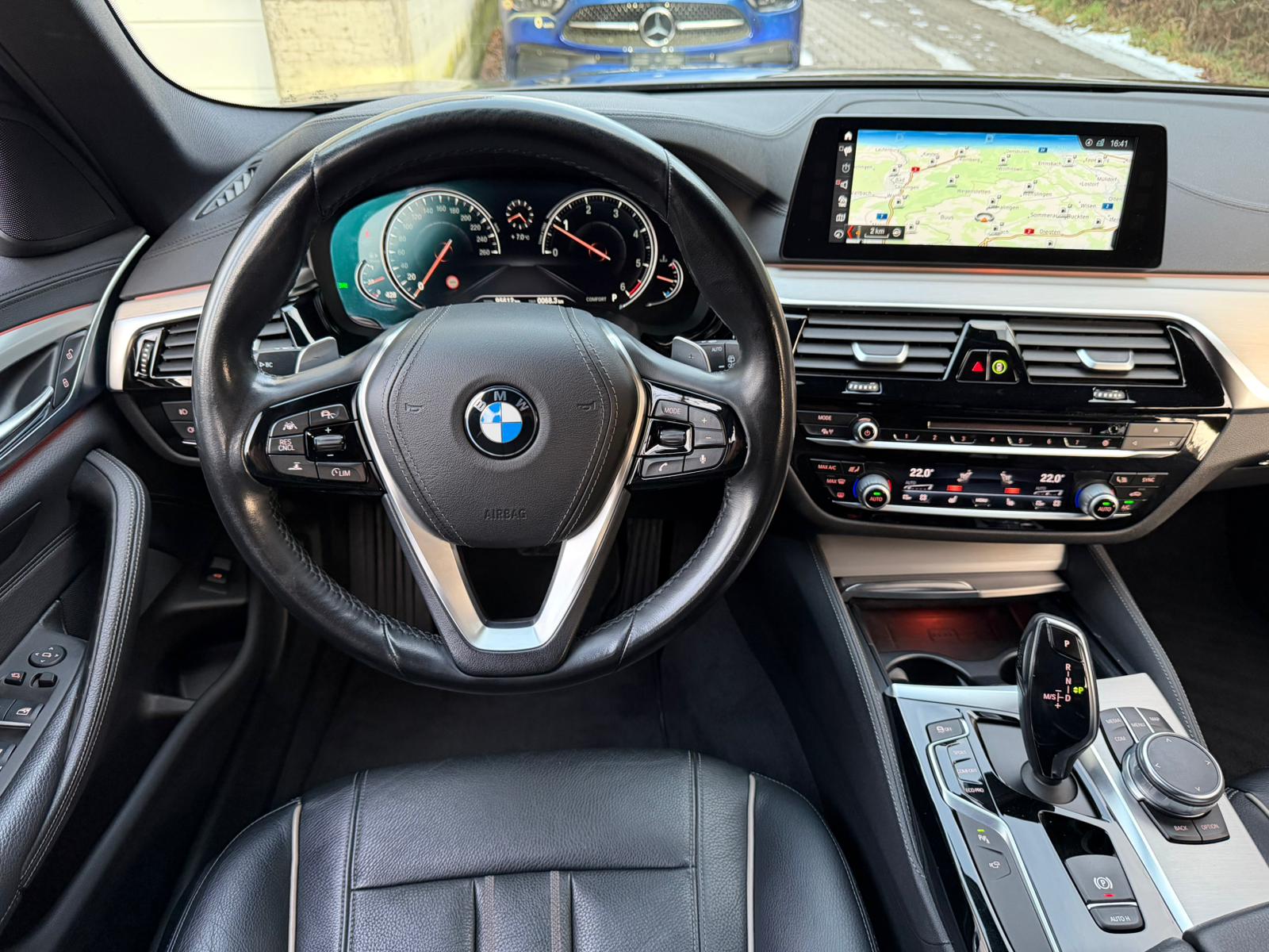 BMW 520d xDrive Touring Luxury Line Steptronic-image-22