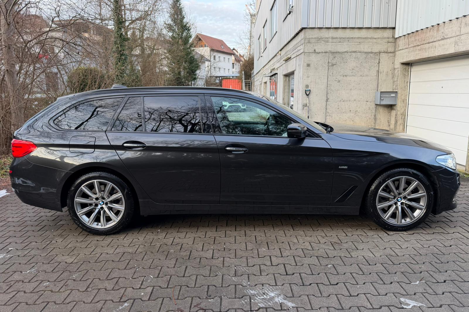 BMW 520d xDrive Touring Luxury Line Steptronic-image-5