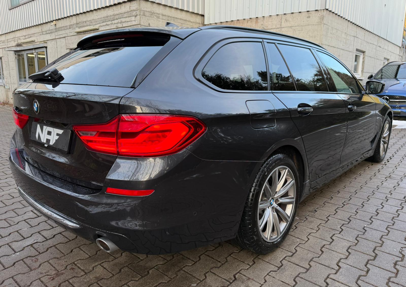 BMW 520d xDrive Touring Luxury Line Steptronic-image-4
