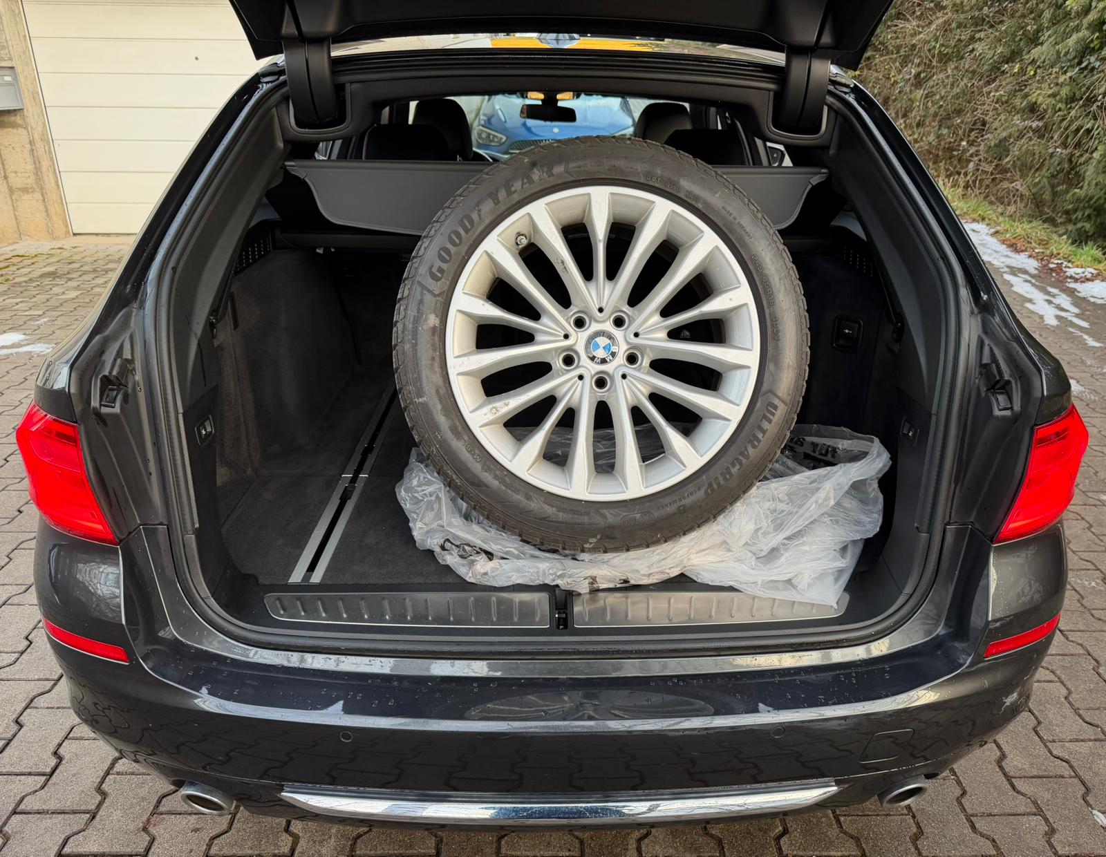 BMW 520d xDrive Touring Luxury Line Steptronic-image-14