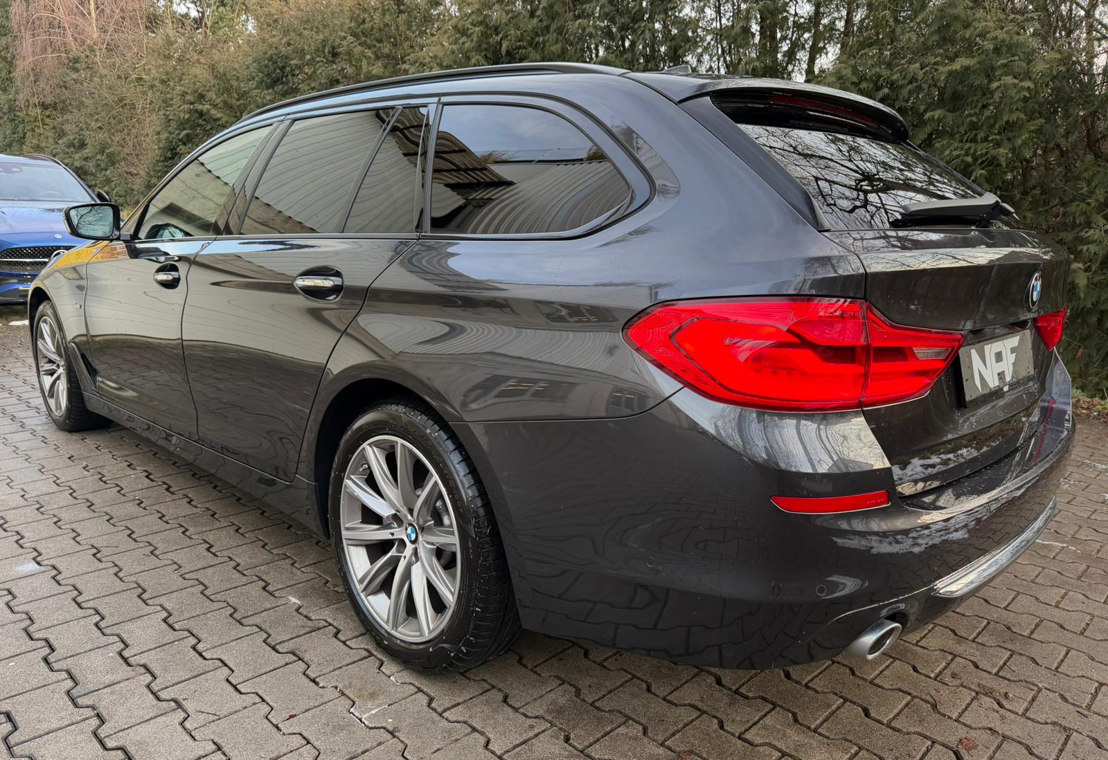 BMW 520d xDrive Touring Luxury Line Steptronic-image-2