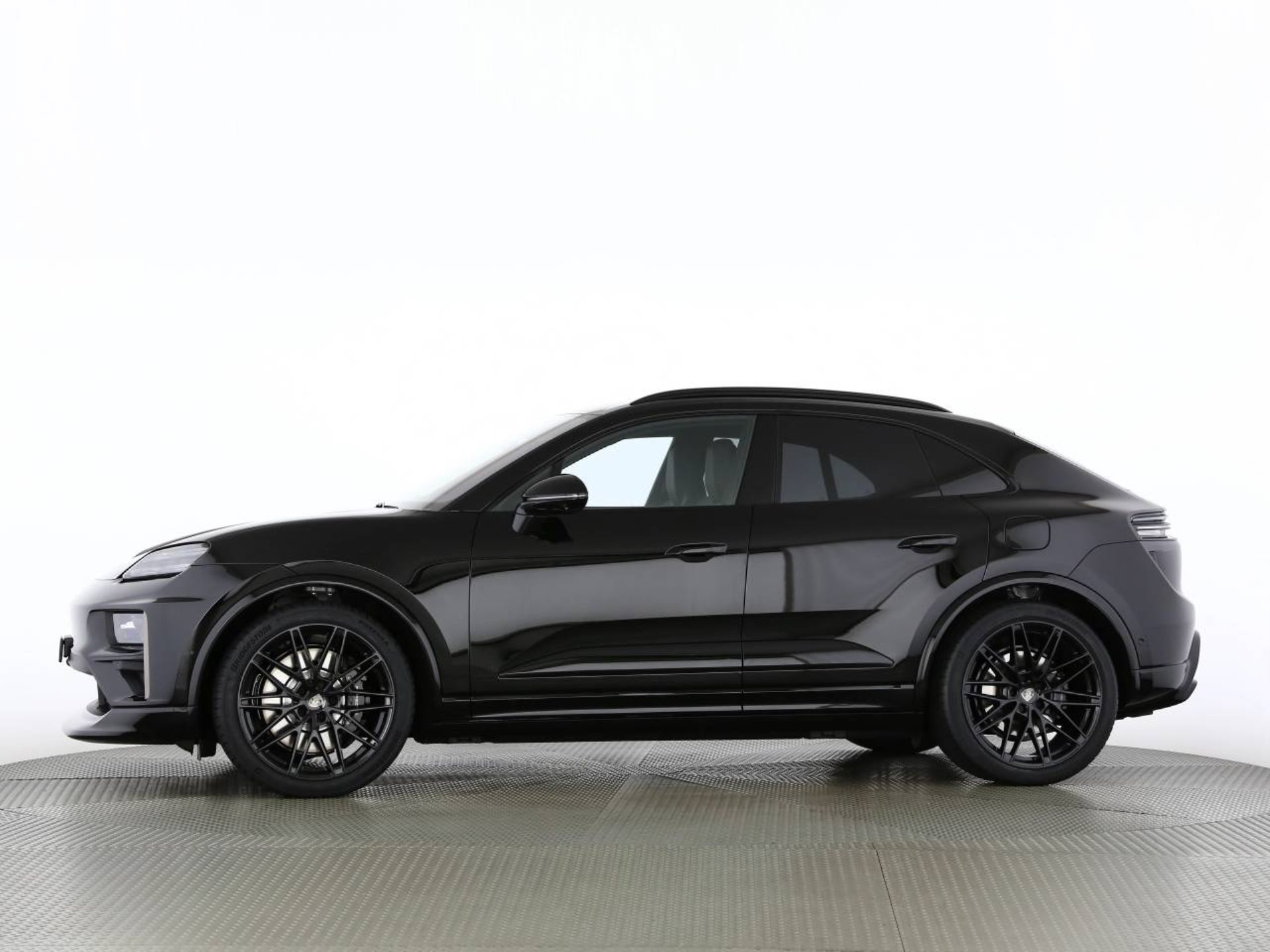 PORSCHE Macan Turbo-image-11