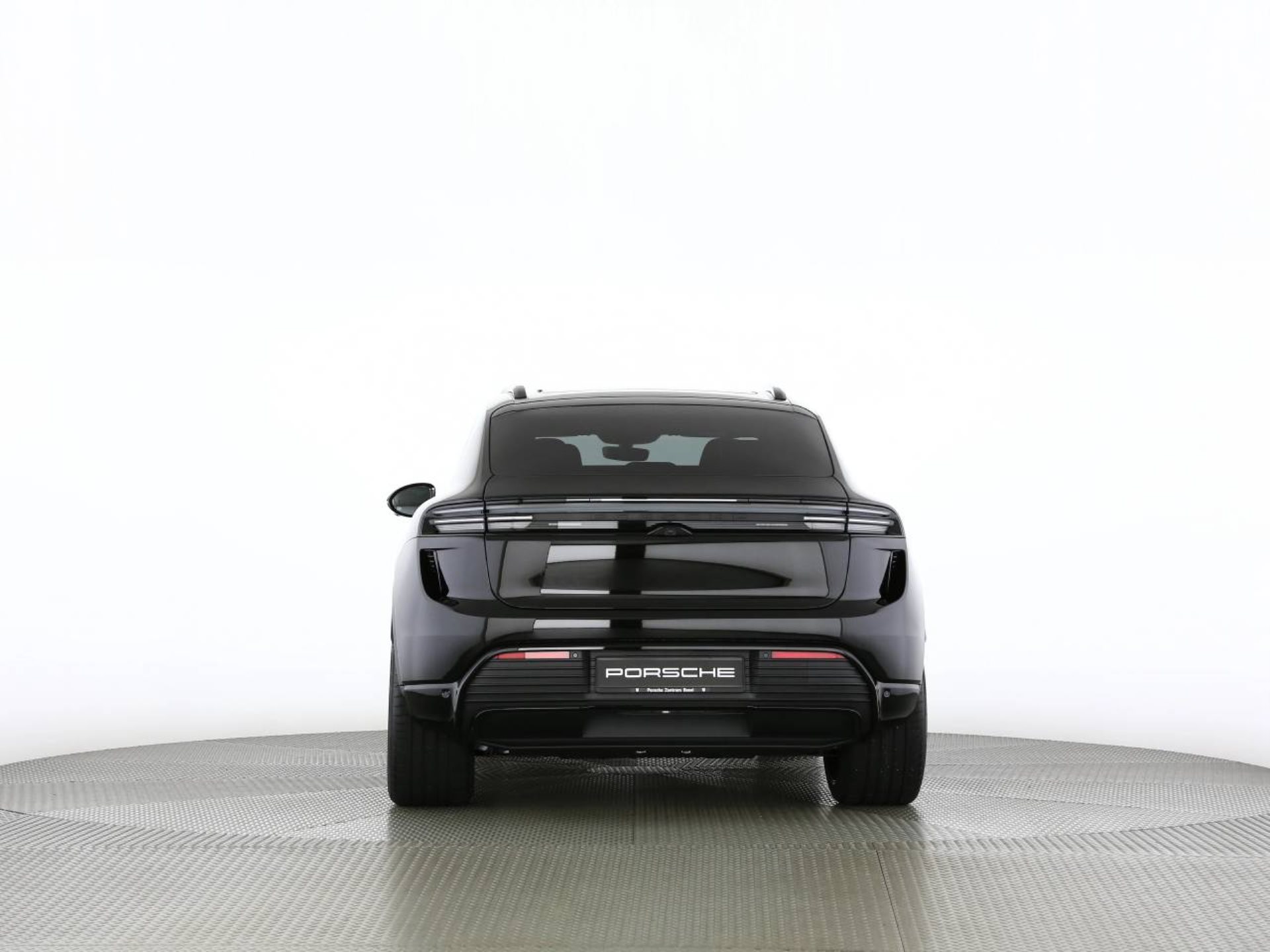 PORSCHE Macan Turbo-image-17