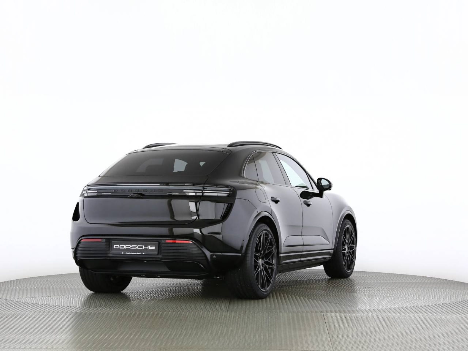 PORSCHE Macan Turbo-image-19