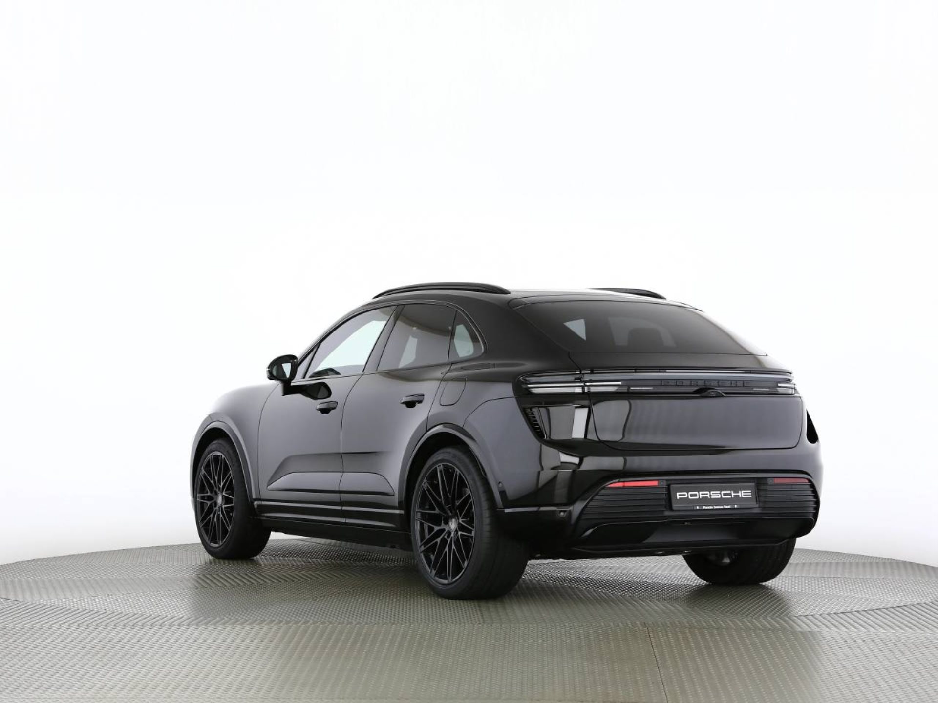 PORSCHE Macan Turbo-image-16