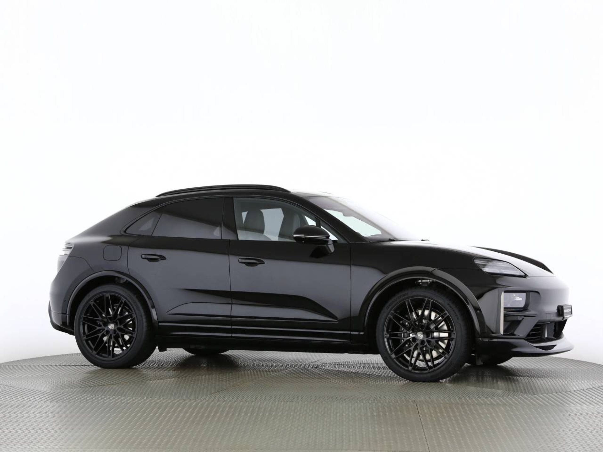 PORSCHE Macan Turbo-image-25