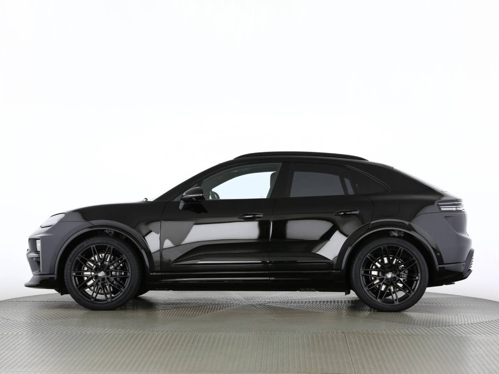 PORSCHE Macan Turbo-image-12