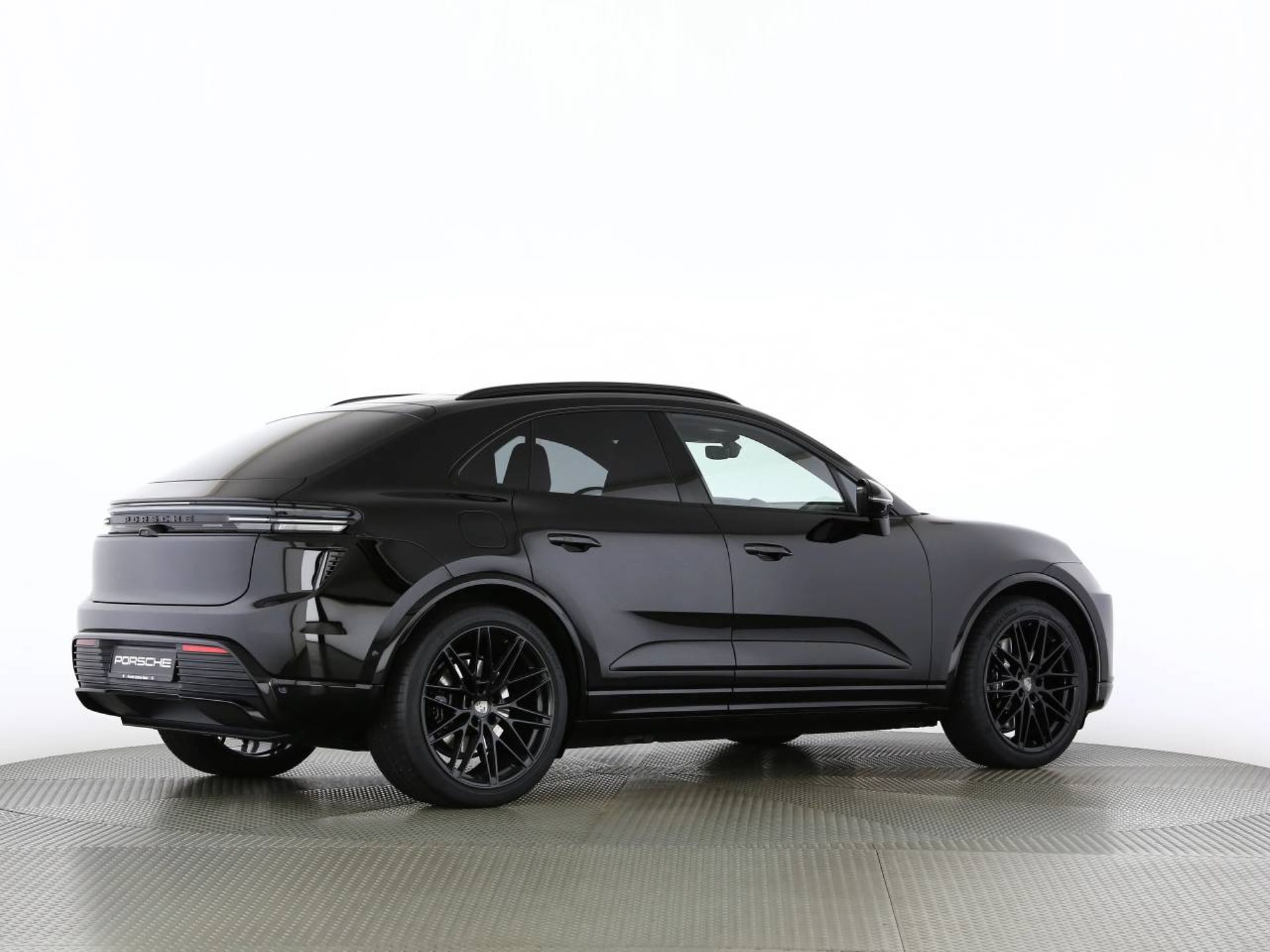 PORSCHE Macan Turbo-image-21
