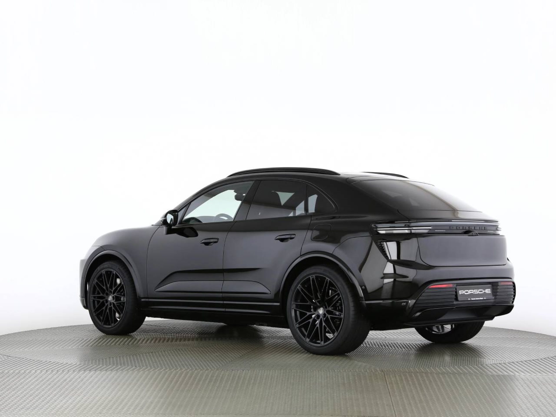 PORSCHE Macan Turbo-image-15
