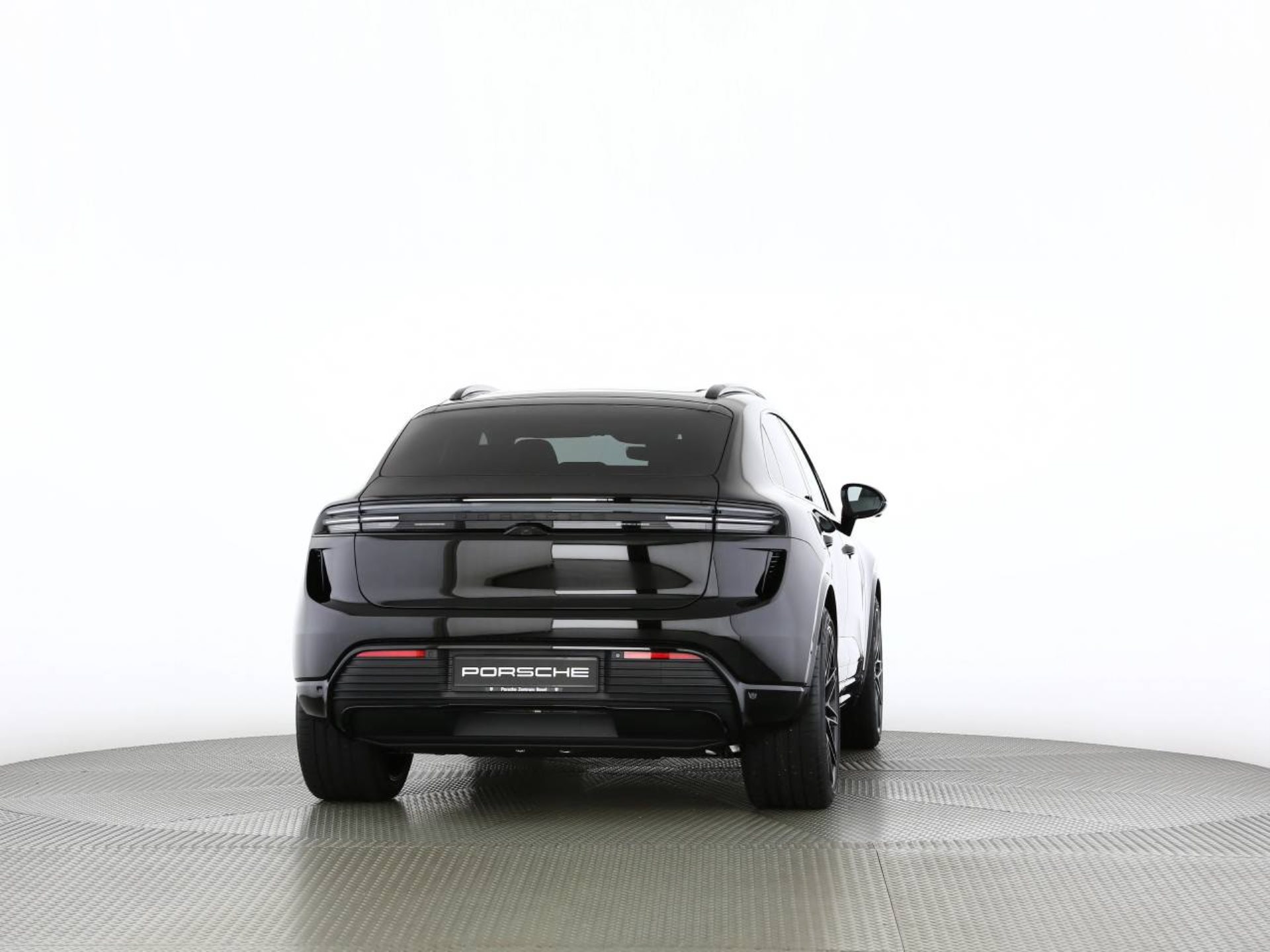 PORSCHE Macan Turbo-image-18