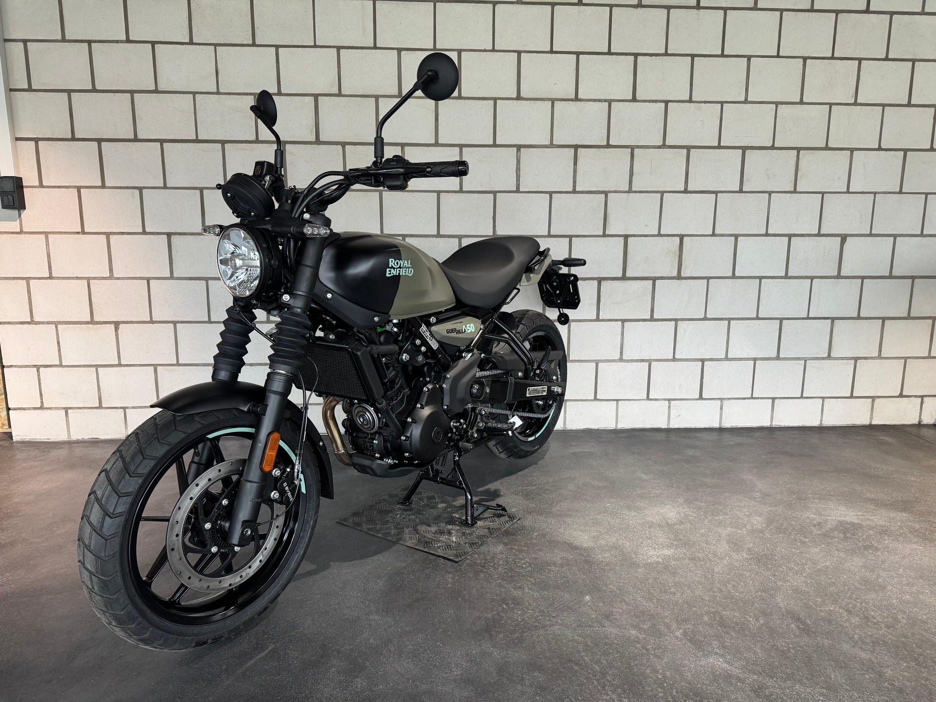 ROYAL ENFIELD Guerrilla 450 Mid-showroom-element-1