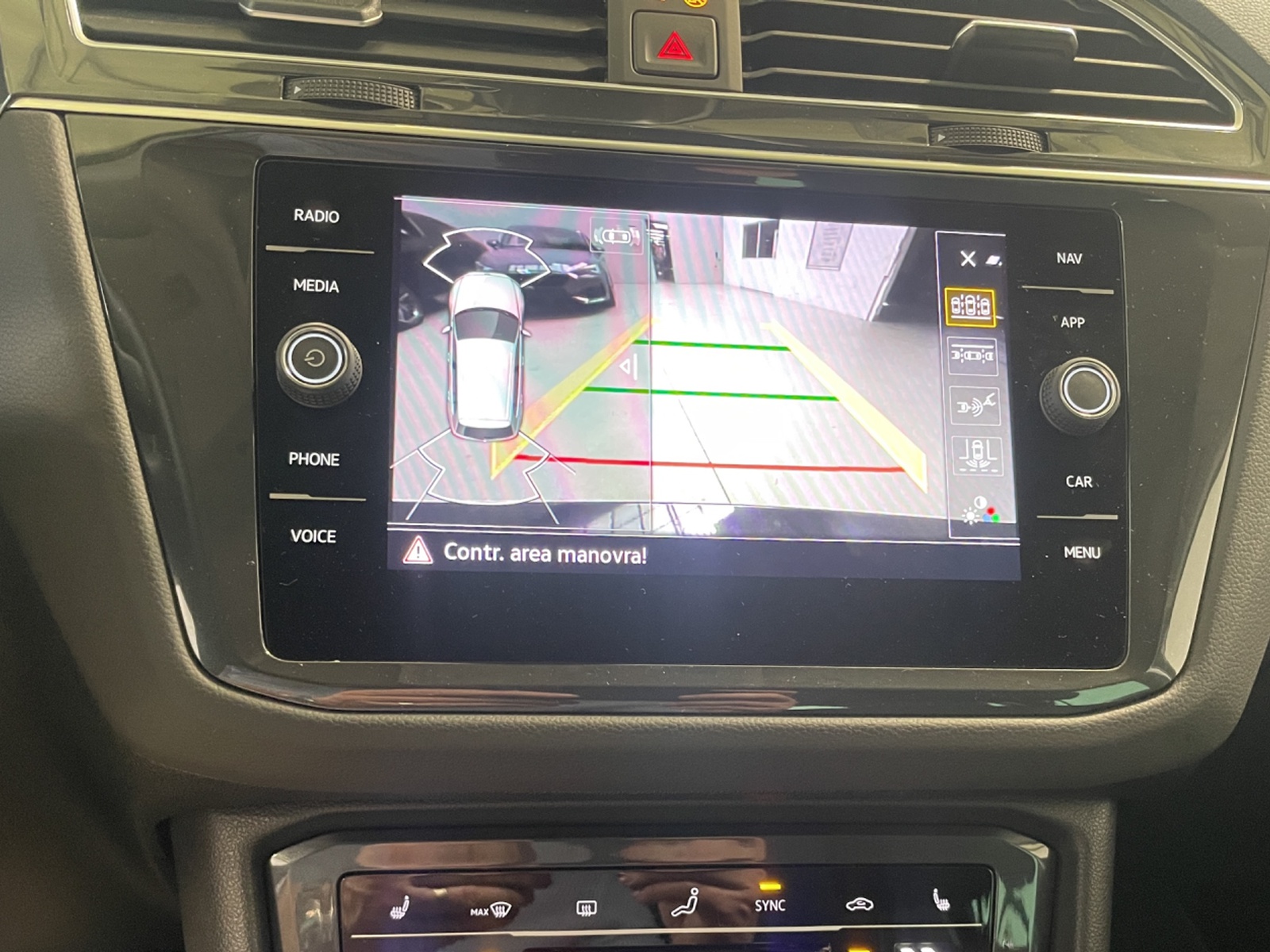 VW Tiguan 2.0 TDI SCR Elegance 4Motion DSG-image-13