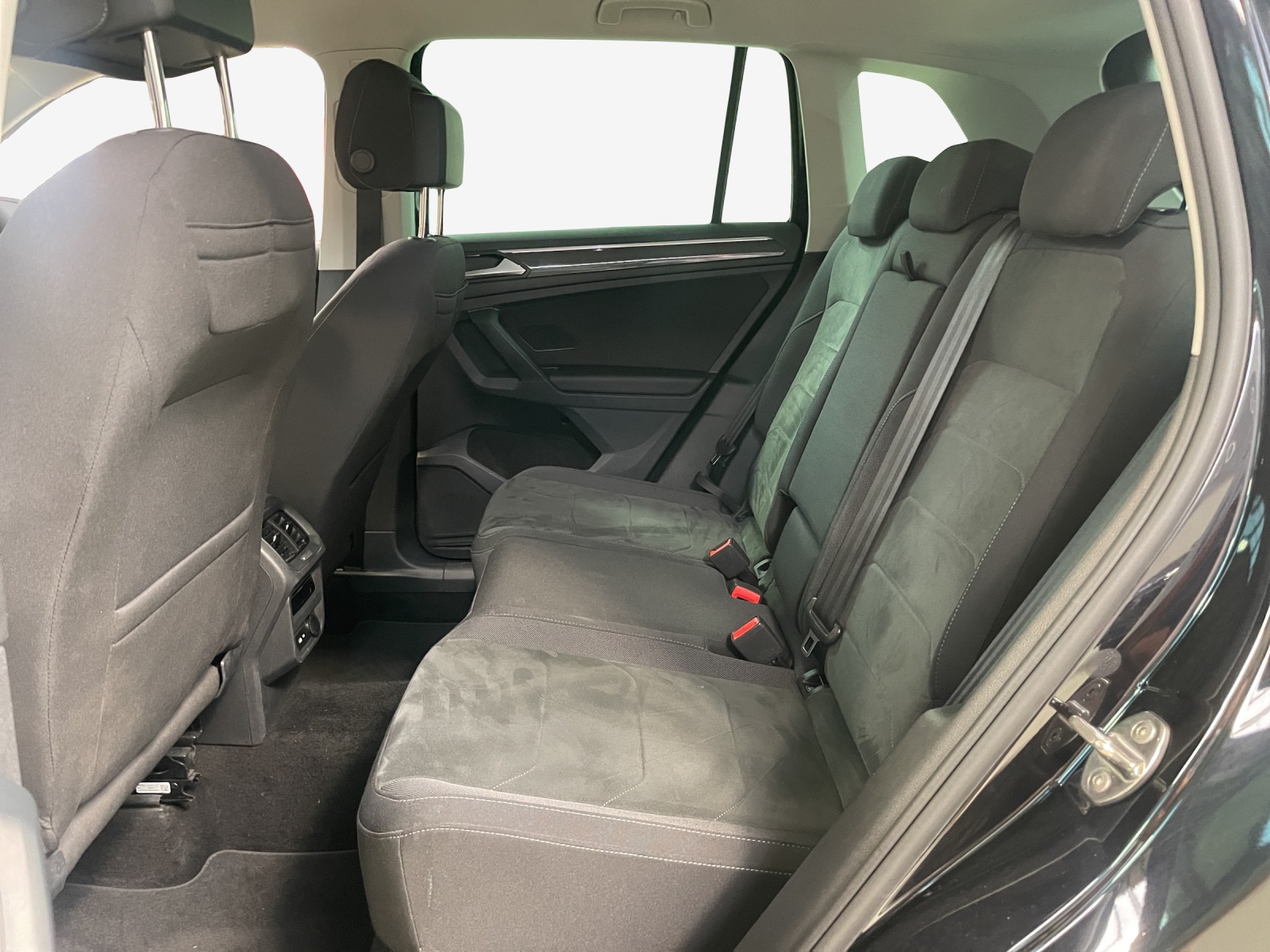 VW Tiguan 2.0 TDI SCR Elegance 4Motion DSG-image-11