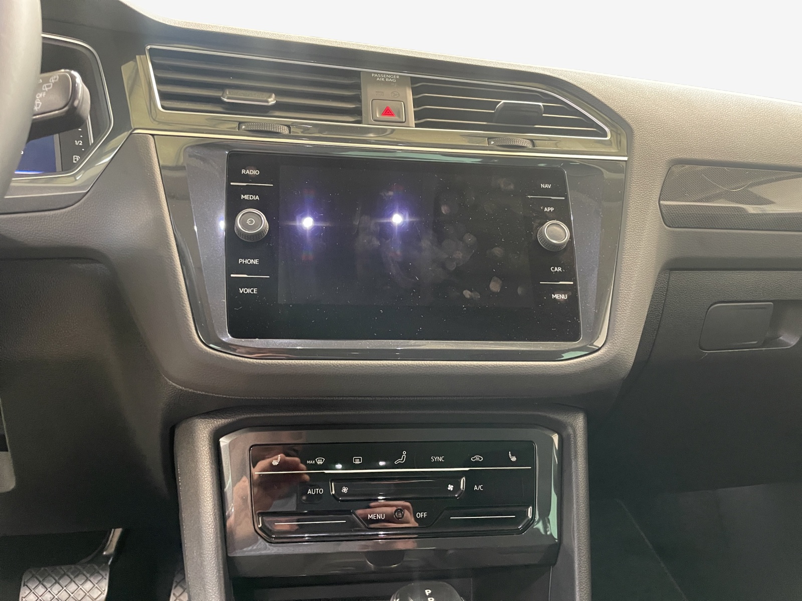 VW Tiguan 2.0 TDI SCR Elegance 4Motion DSG-image-10