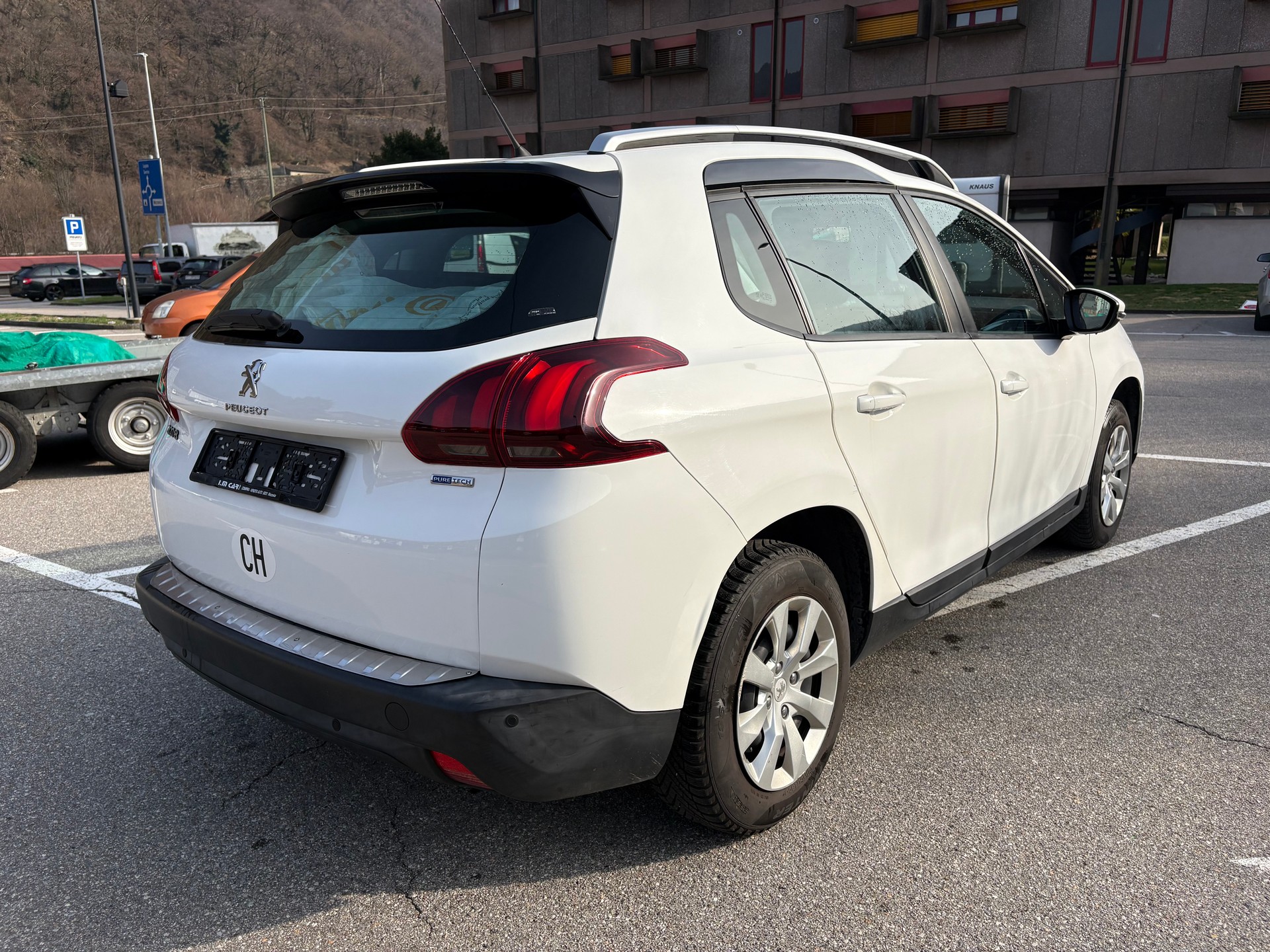 PEUGEOT 2008 1.2 VTI Active-image-5