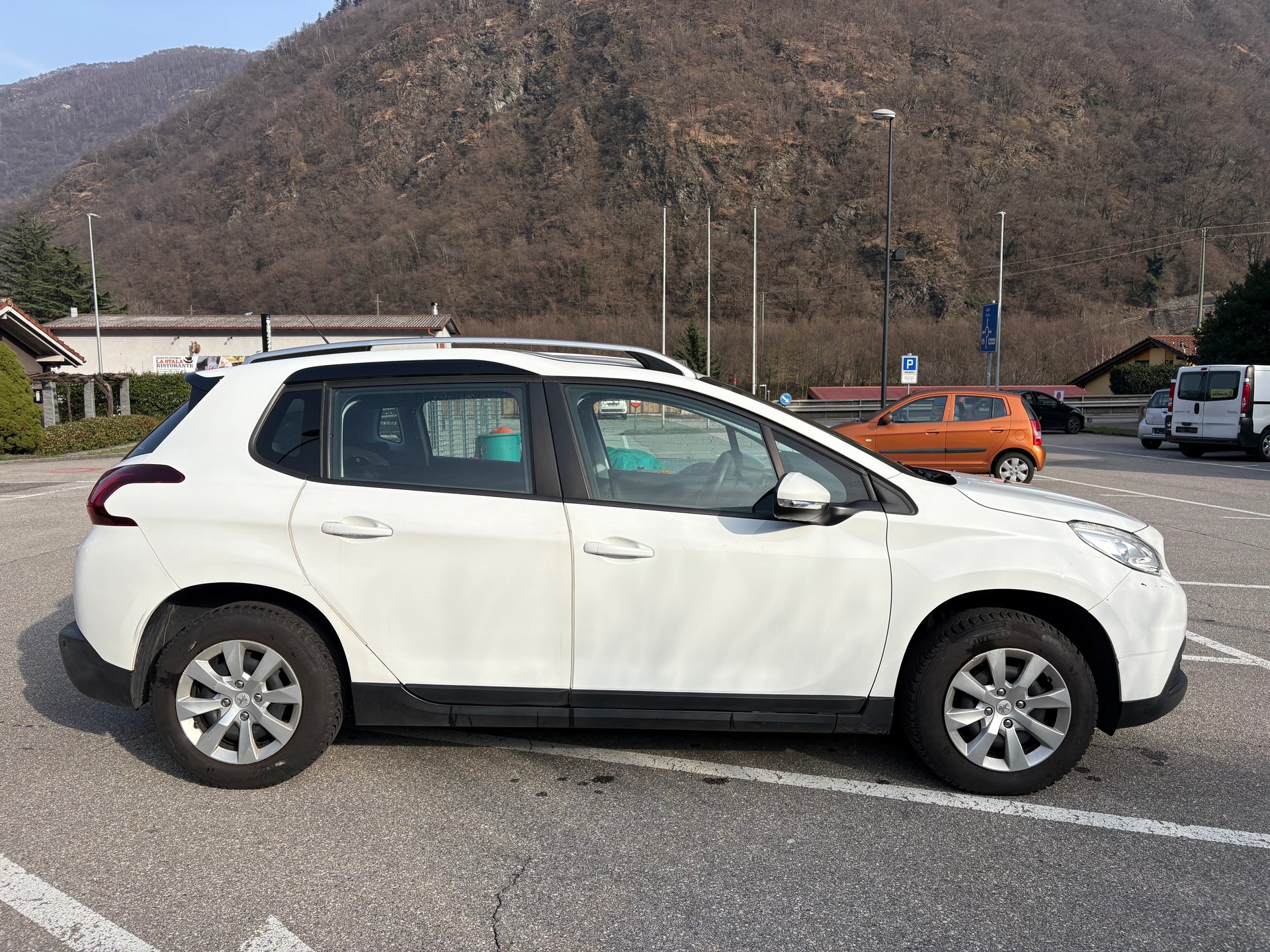 PEUGEOT 2008 1.2 VTI Active-image-6
